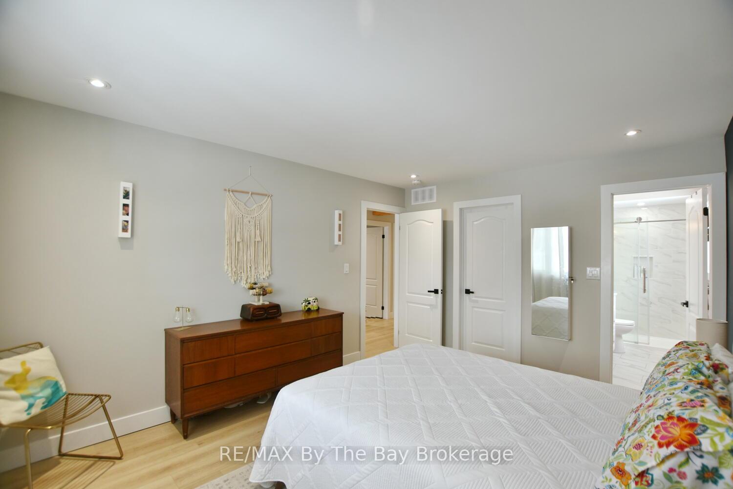 Photo 7 of 16 Caribbean Drive, Wasaga Beach — HOMEH