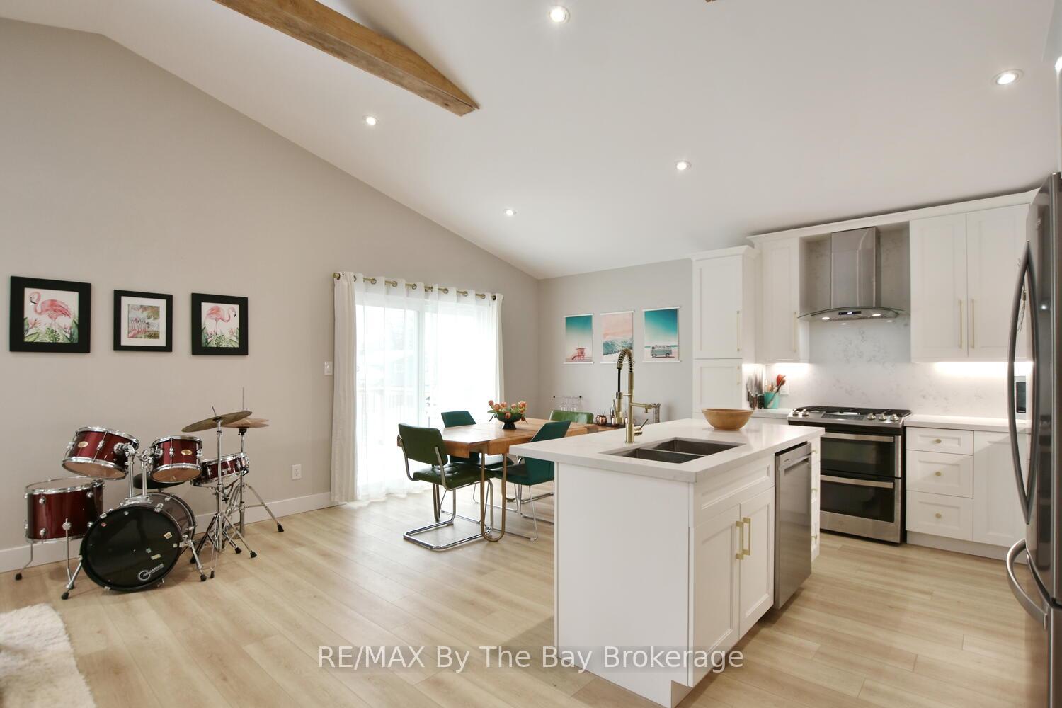 Photo 15 of 16 Caribbean Drive, Wasaga Beach — HOMEH