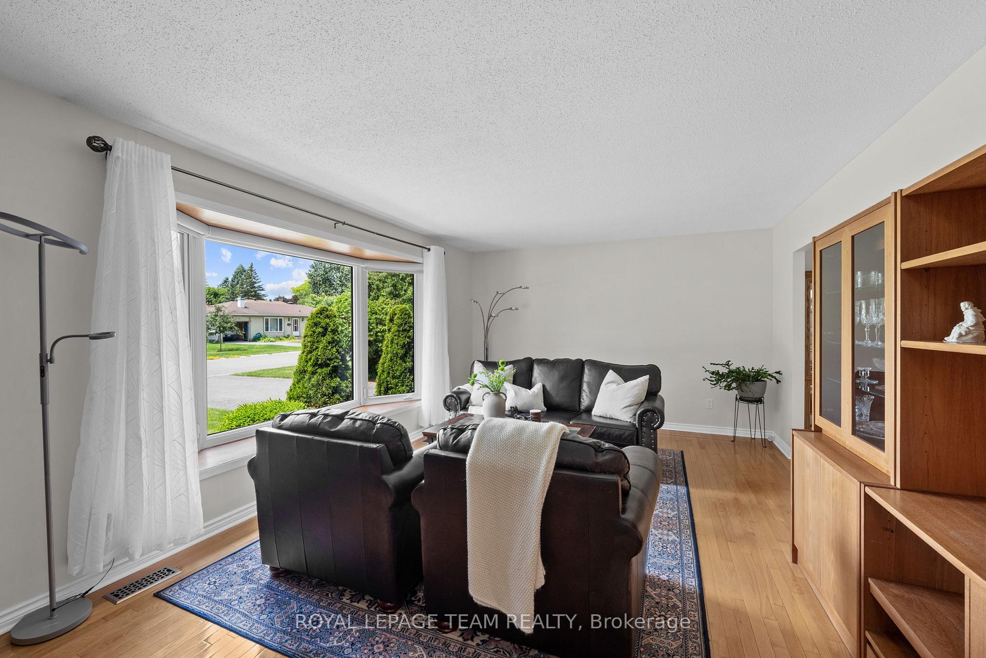 Photo 8 of 22 Barrhaven Crescent, Ottawa, Barrhaven - Pheasant Run — HOMEH