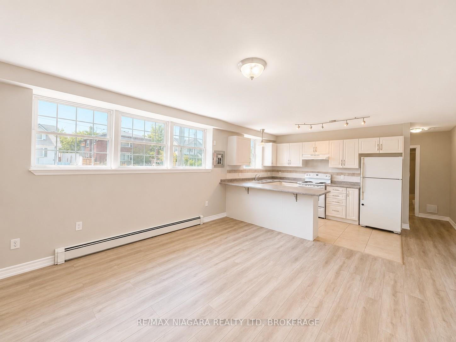 Photo 2 of Unit 3, 143 Westchester Crescent, St. Catharines, E. Chester — HOMEH