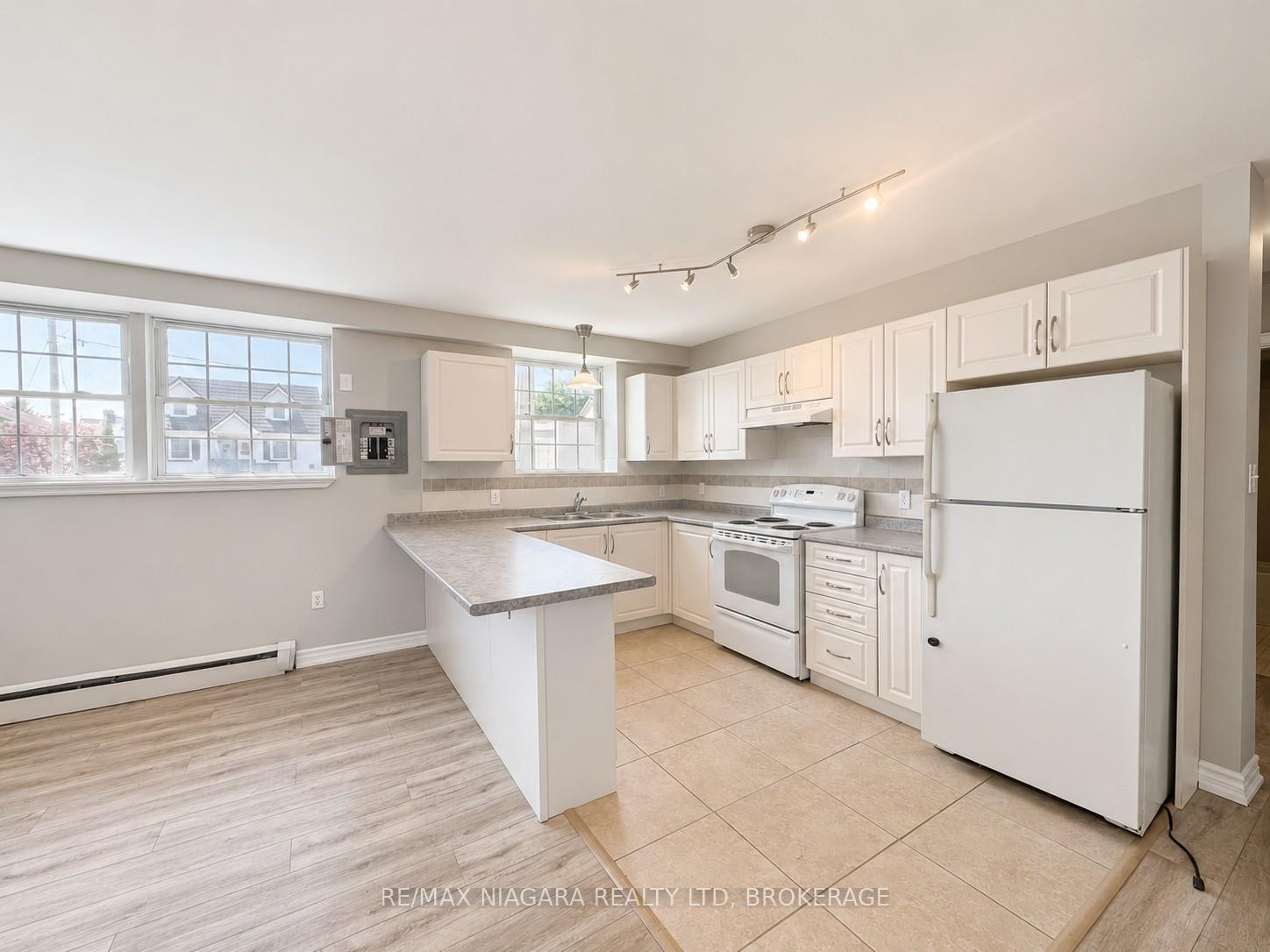 Photo 4 of Unit 3, 143 Westchester Crescent, St. Catharines, E. Chester — HOMEH