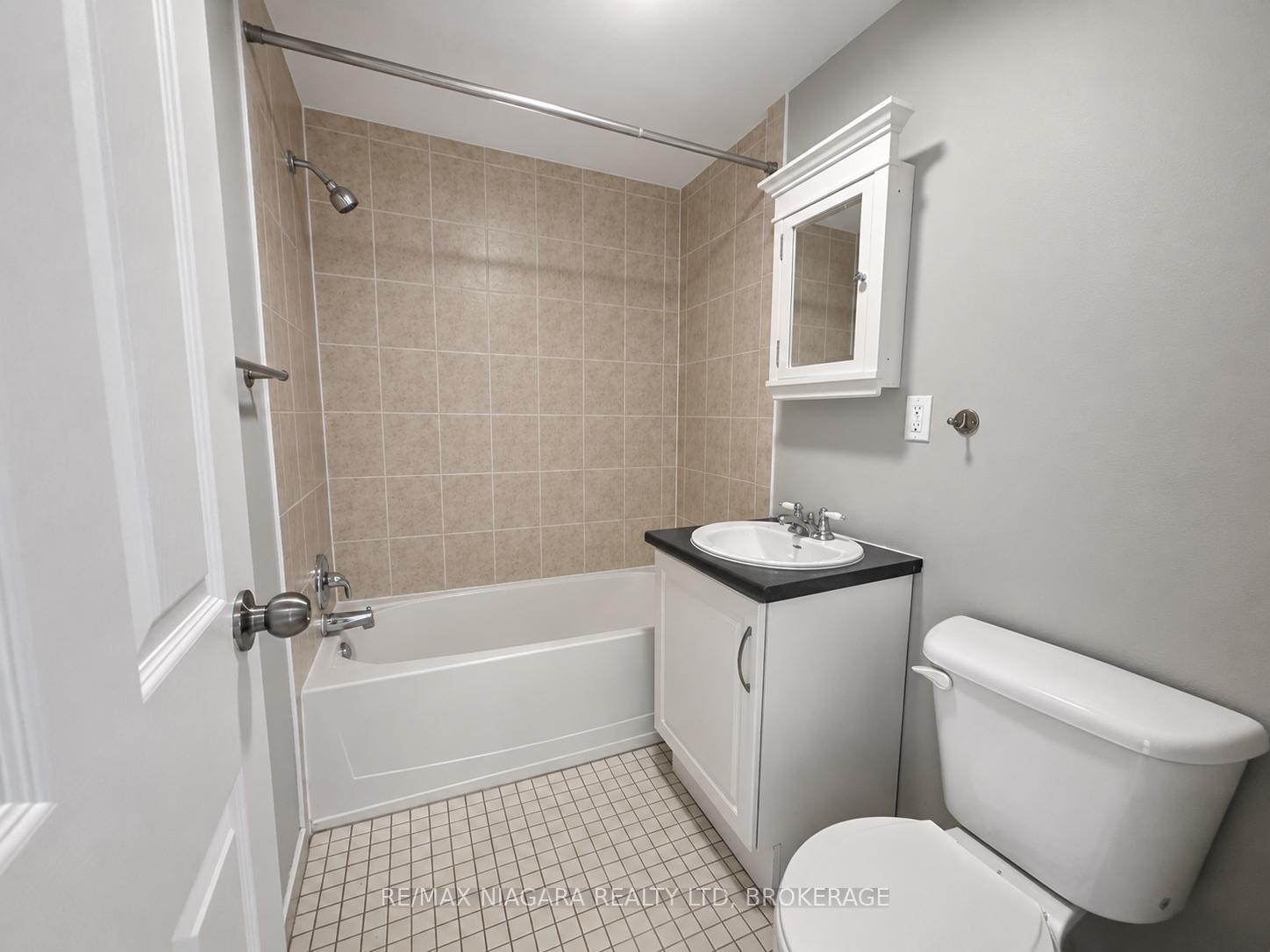 Photo 6 of Unit 3, 143 Westchester Crescent, St. Catharines, E. Chester — HOMEH