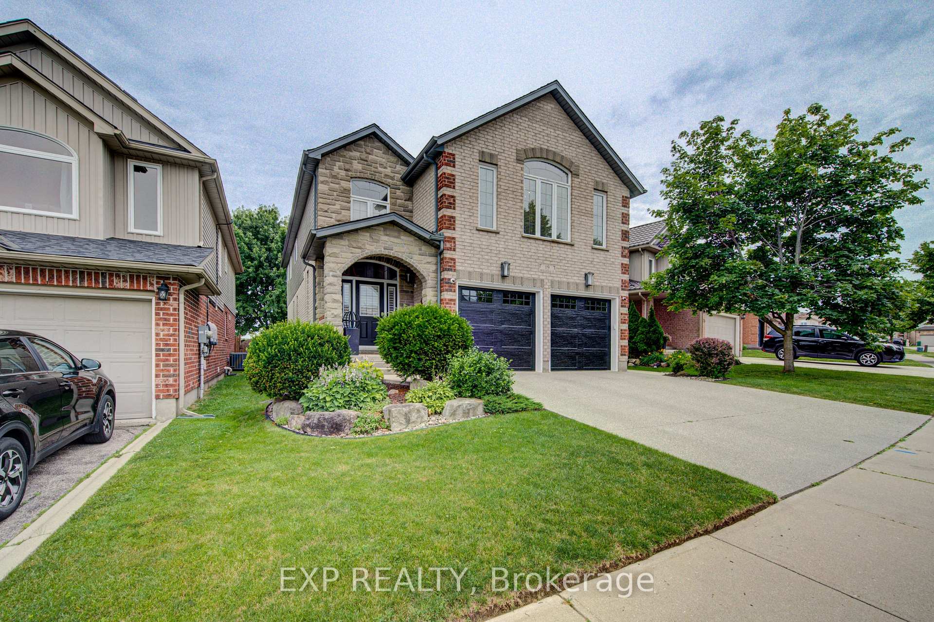 Photo 3 of 19 Bridleridge Street, Kitchener, Doon South — HOMEH