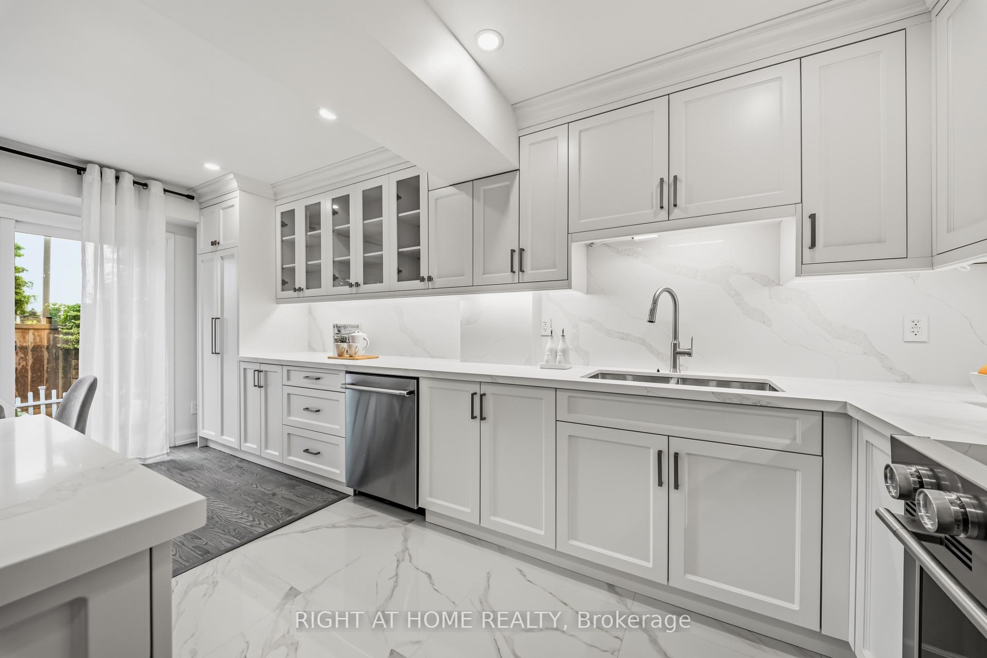 Photo 13 of Unit 19, 3079 Fifth Line W, Mississauga, Erin Mills — HOMEH