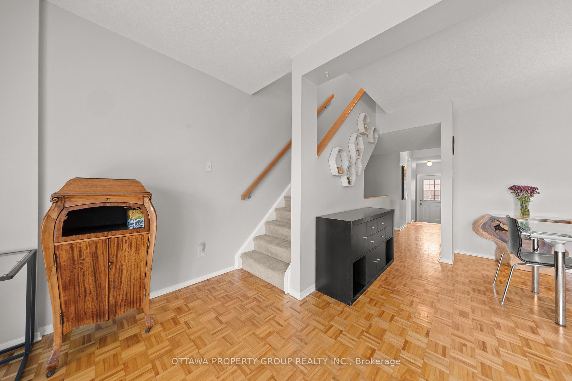 Photo 8 of 13 Bentbrook Crescent, Ottawa, Barrhaven - Heritage Park — HOMEH