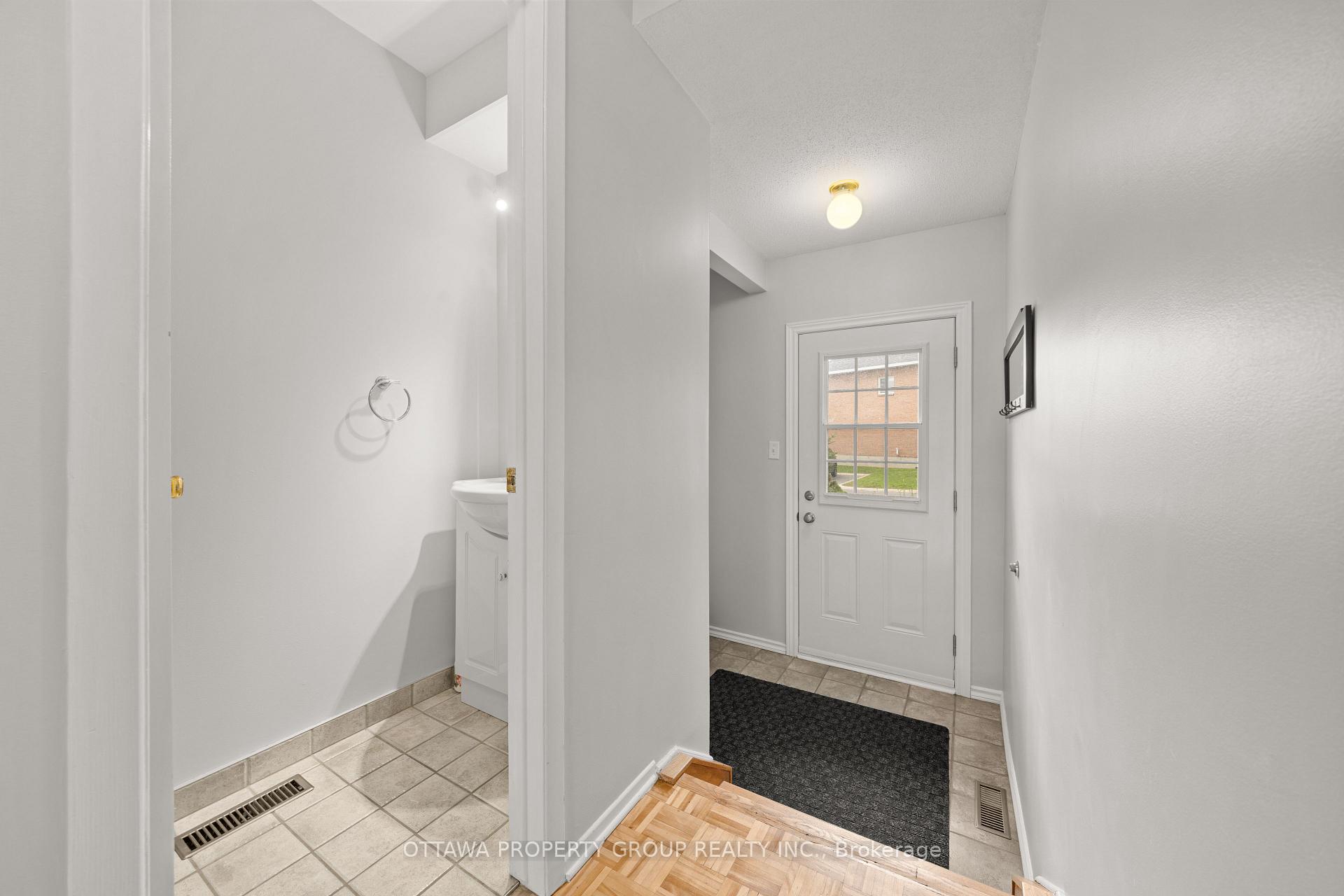 Photo 10 of 13 Bentbrook Crescent, Ottawa, Barrhaven - Heritage Park — HOMEH