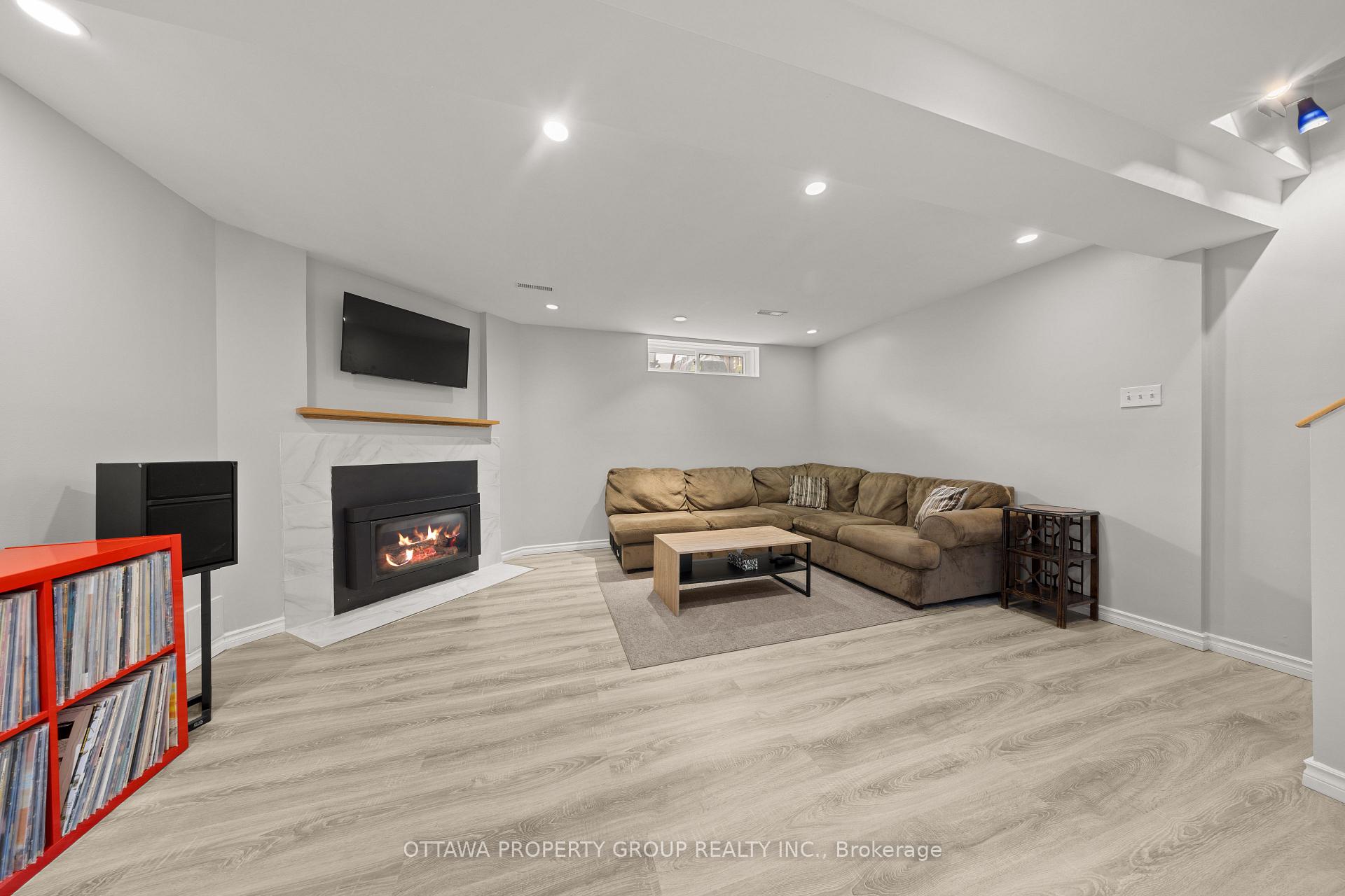 Photo 11 of 13 Bentbrook Crescent, Ottawa, Barrhaven - Heritage Park — HOMEH
