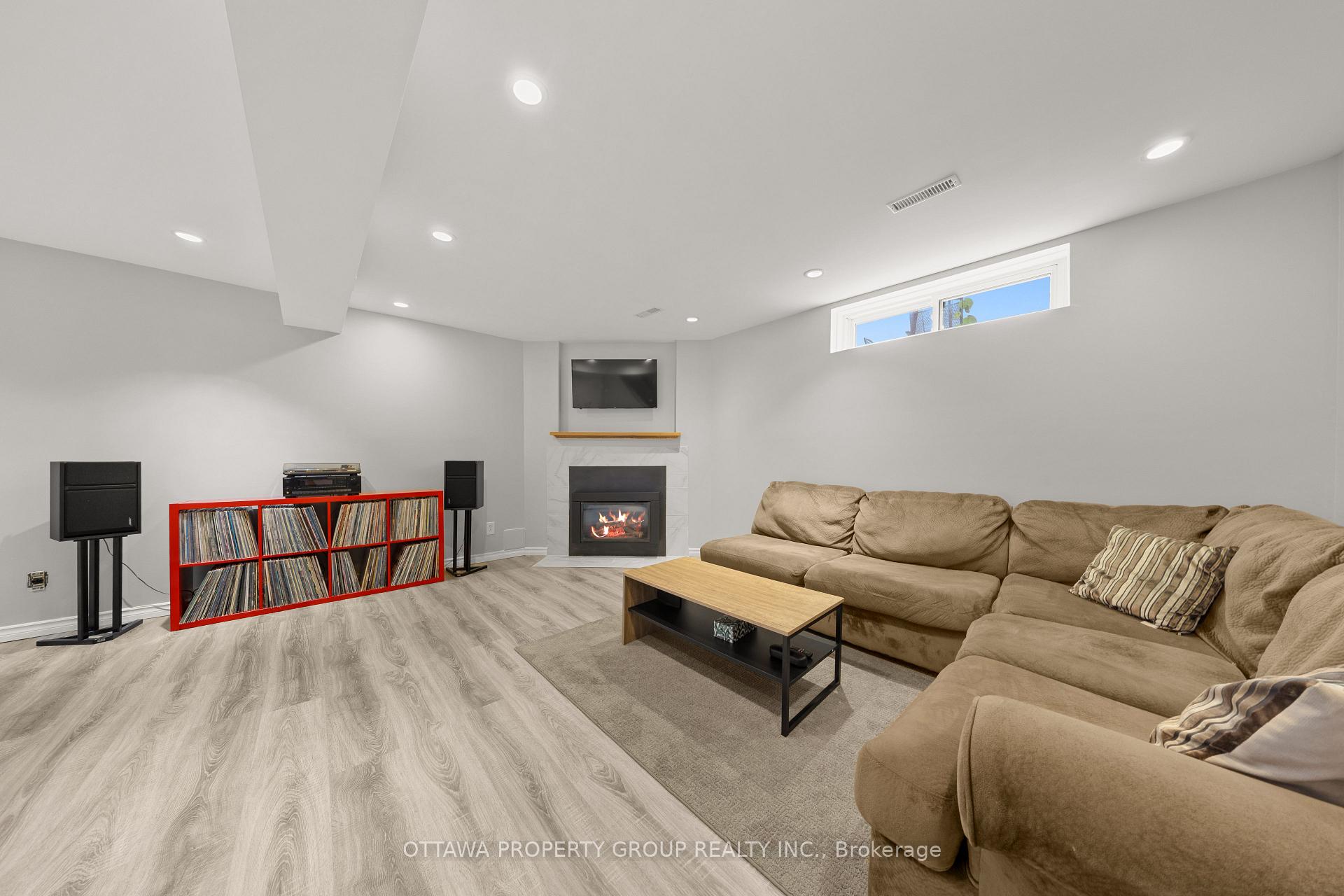 Photo 12 of 13 Bentbrook Crescent, Ottawa, Barrhaven - Heritage Park — HOMEH