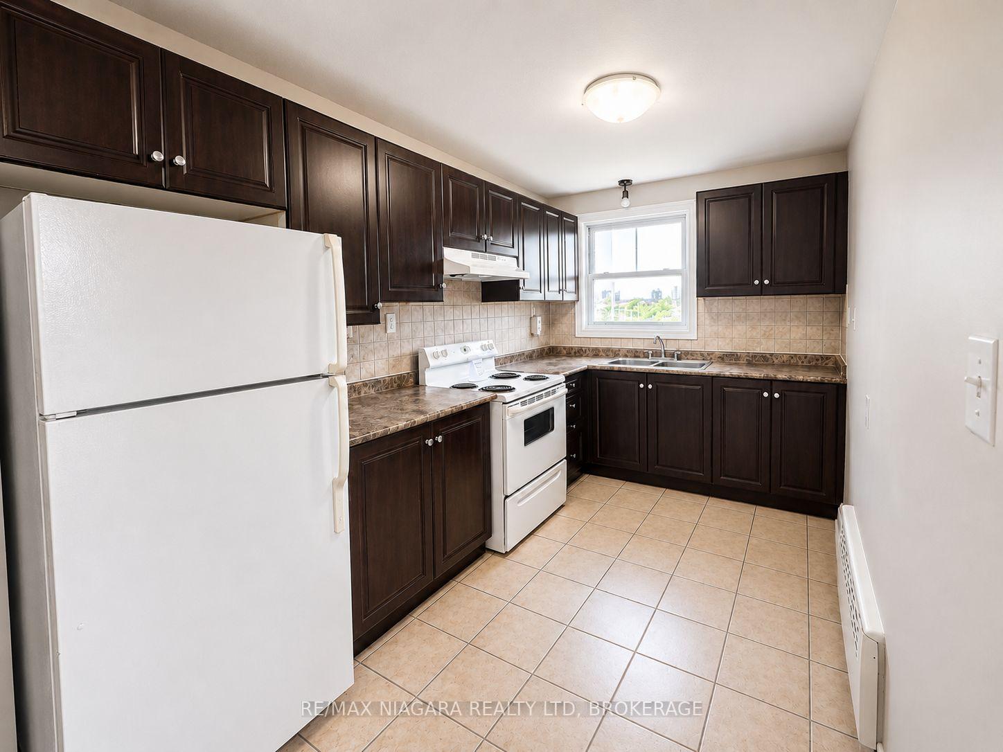 Photo 4 of Unit 15, 139 Westchester Crescent, St. Catharines, E. Chester — HOMEH