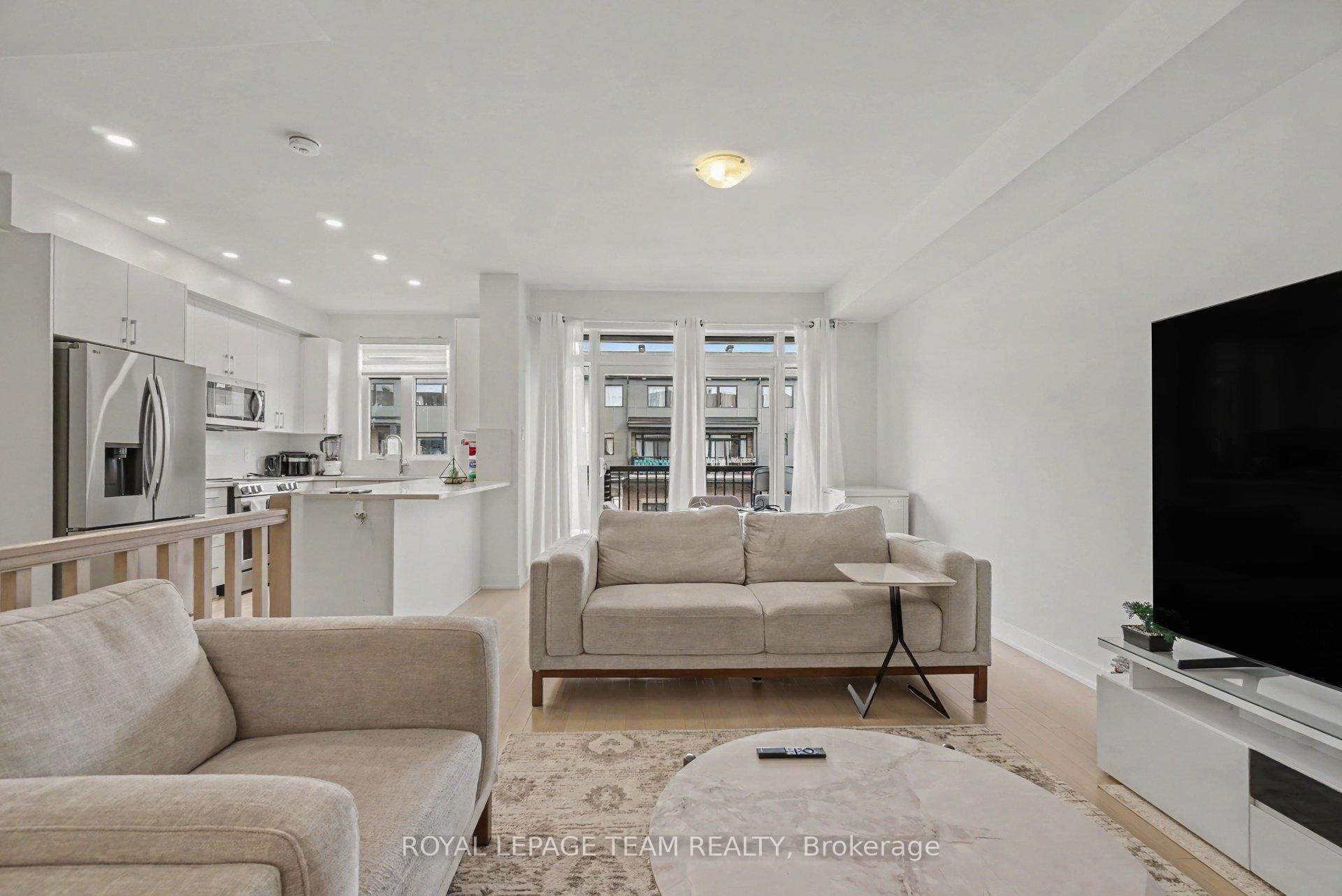Photo 5 of 65 Arinto Place, Ottawa, Kanata - Emerald Meadows/Trailwest — HOMEH