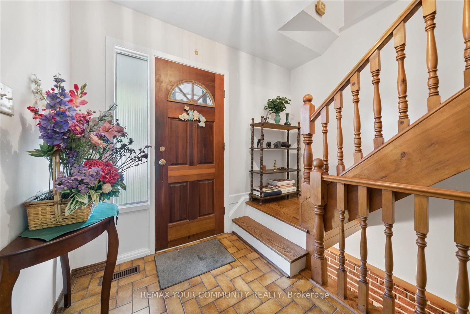 Photo 3 of 31 Deloraine Drive, Brampton, Southgate — HOMEH