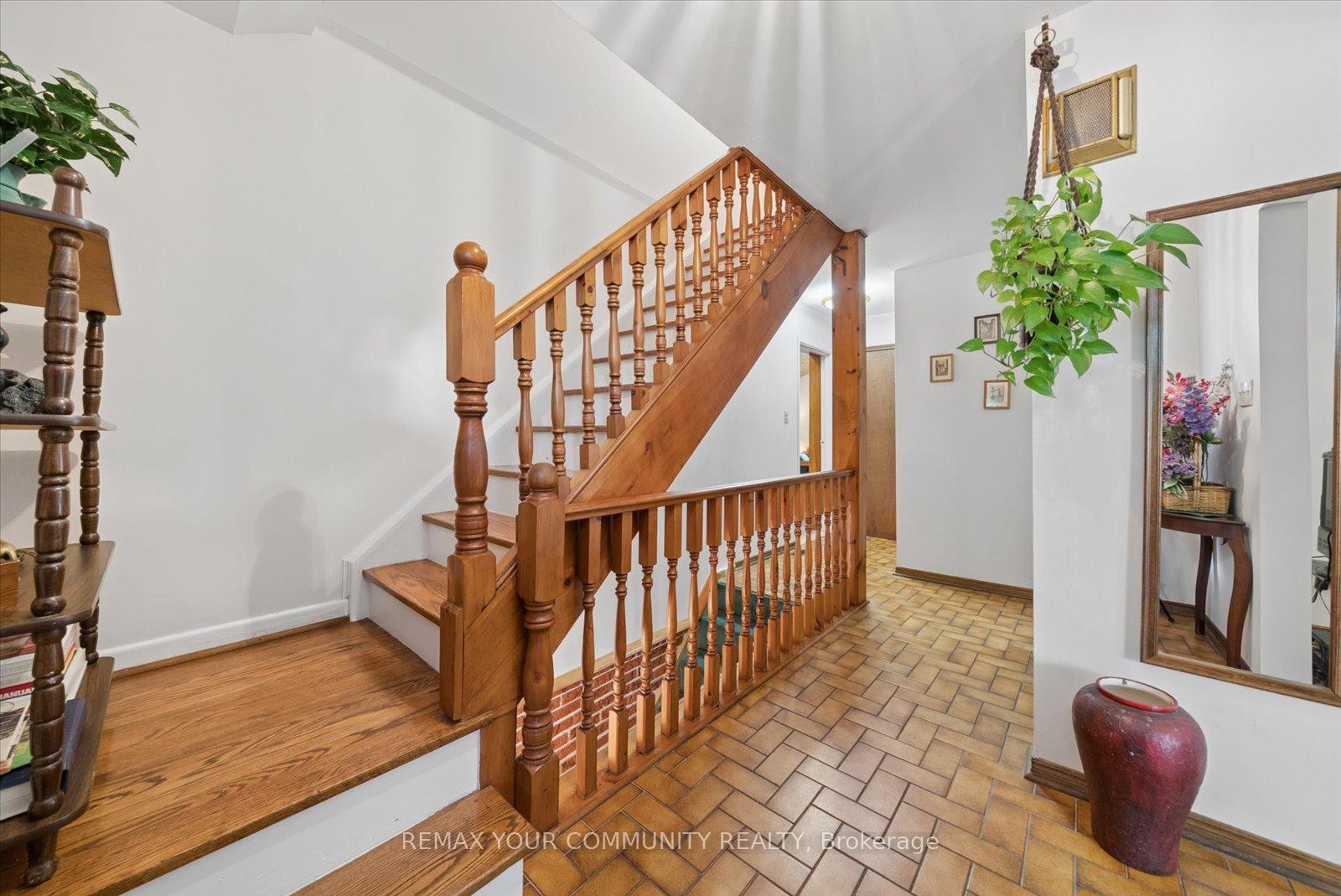 Photo 4 of 31 Deloraine Drive, Brampton, Southgate — HOMEH
