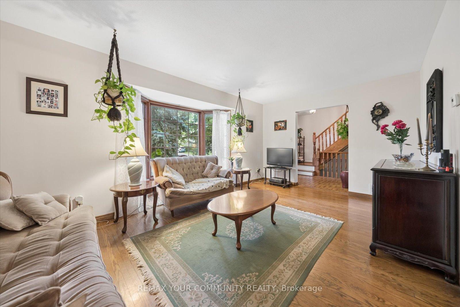 Photo 5 of 31 Deloraine Drive, Brampton, Southgate — HOMEH