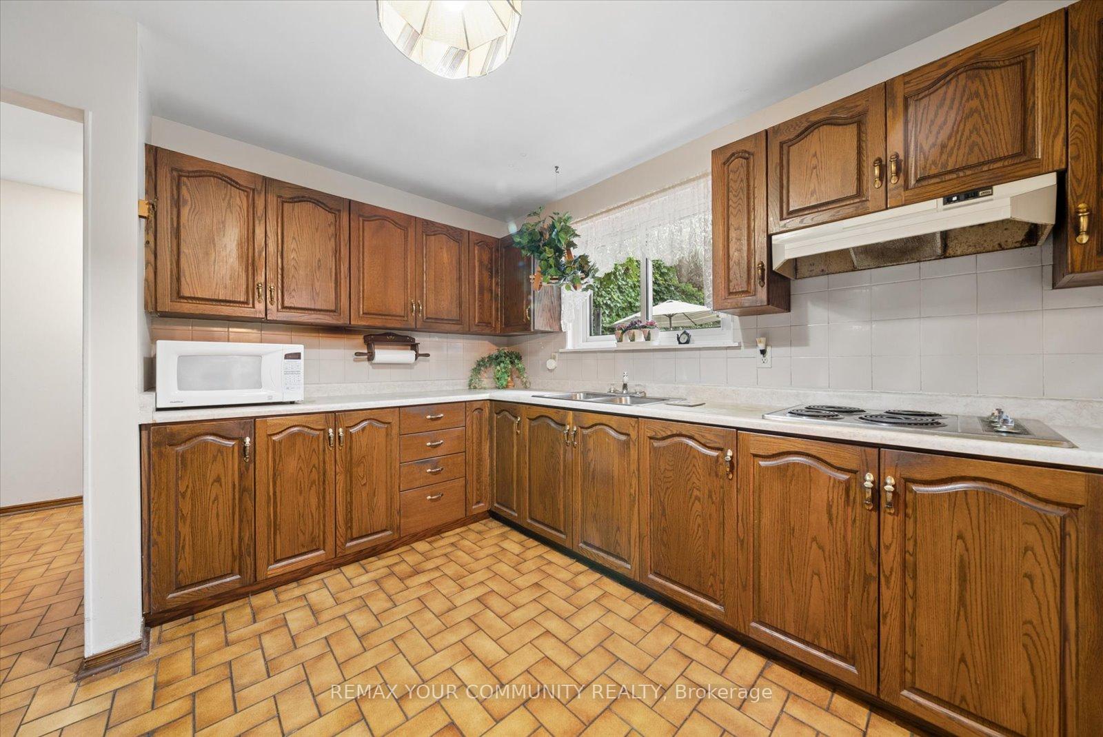 Photo 10 of 31 Deloraine Drive, Brampton, Southgate — HOMEH