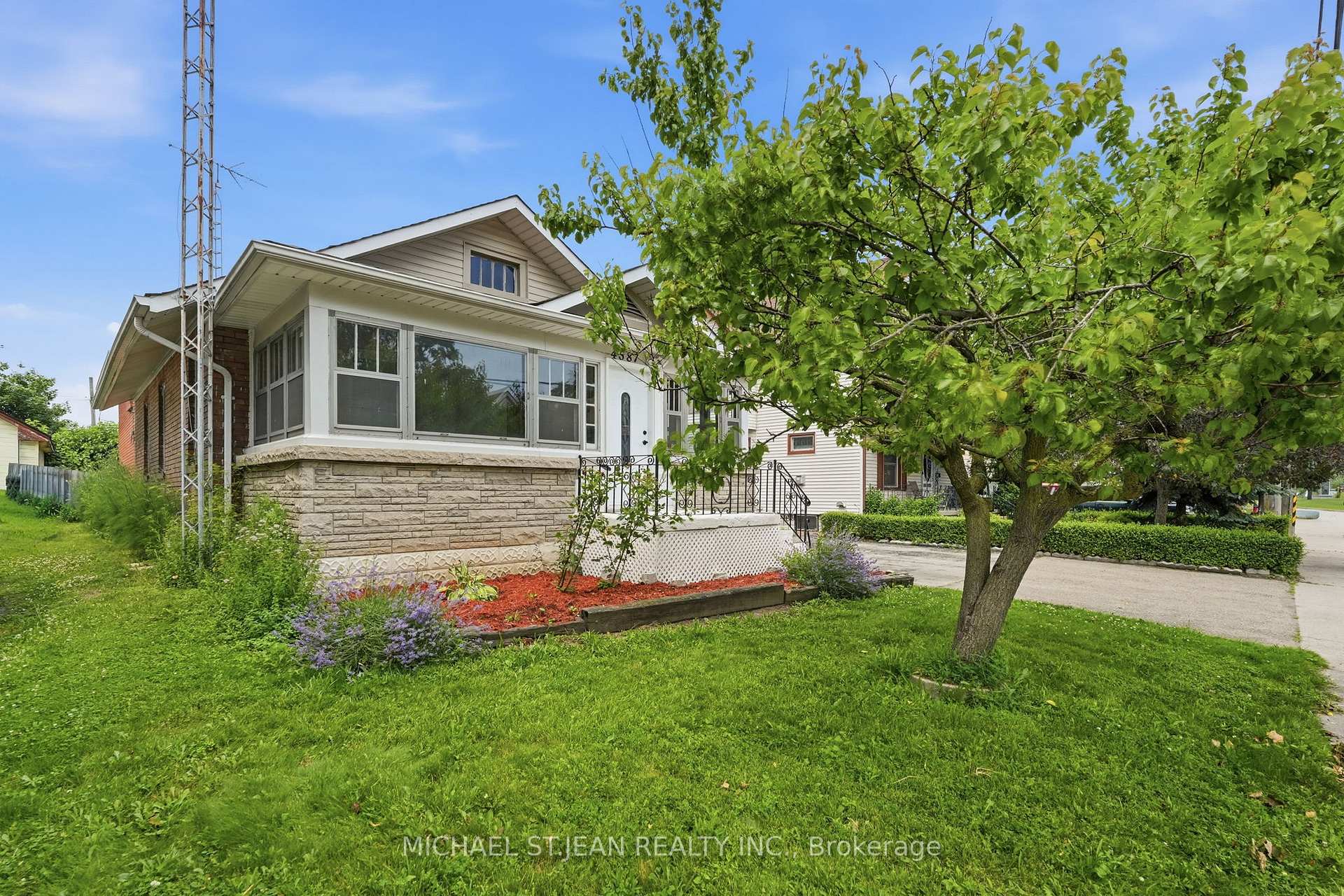 Photo 2 of 4587 Third Avenue, Niagara Falls, Cherrywood — HOMEH