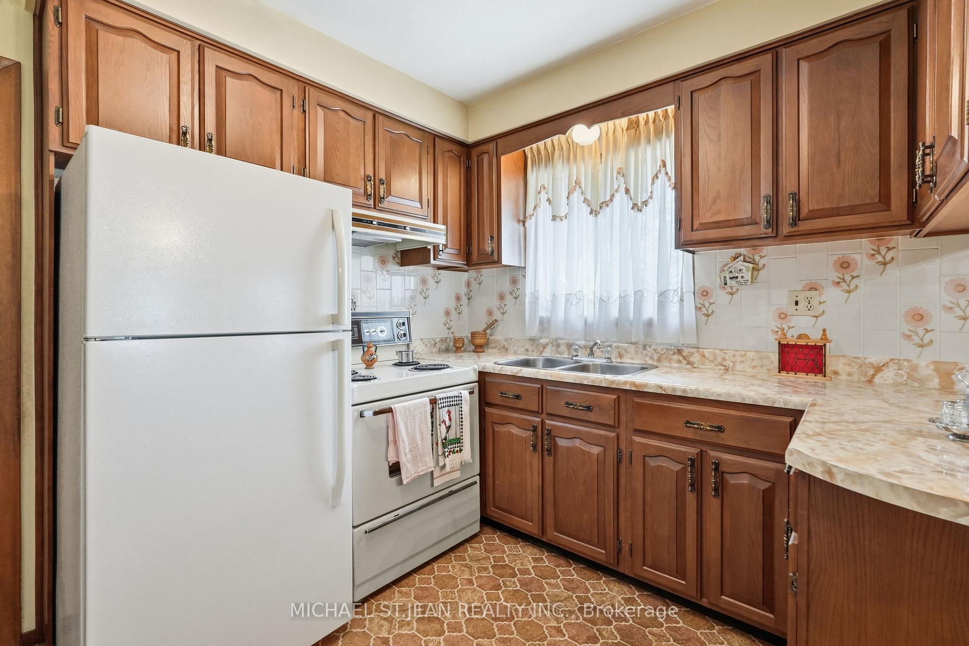 Photo 13 of 4587 Third Avenue, Niagara Falls, Cherrywood — HOMEH