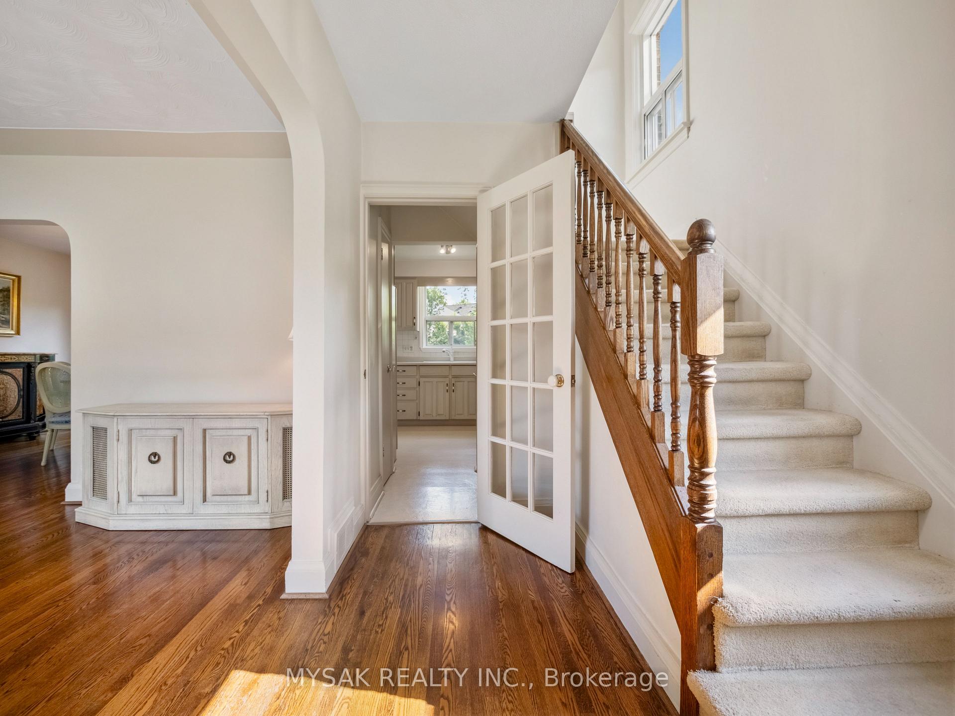 Photo 5 of 21 Oak Hampton Boulevard, Etobicoke, Kingsway South — HOMEH