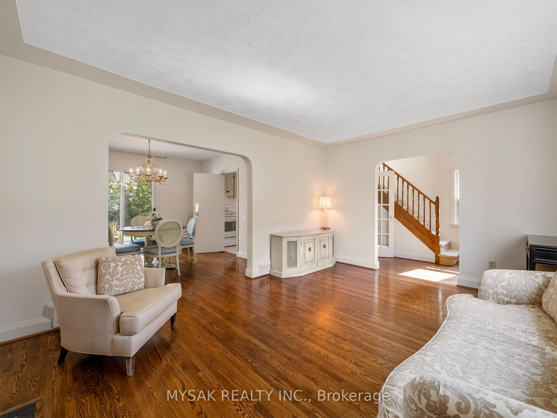 Photo 8 of 21 Oak Hampton Boulevard, Etobicoke, Kingsway South — HOMEH