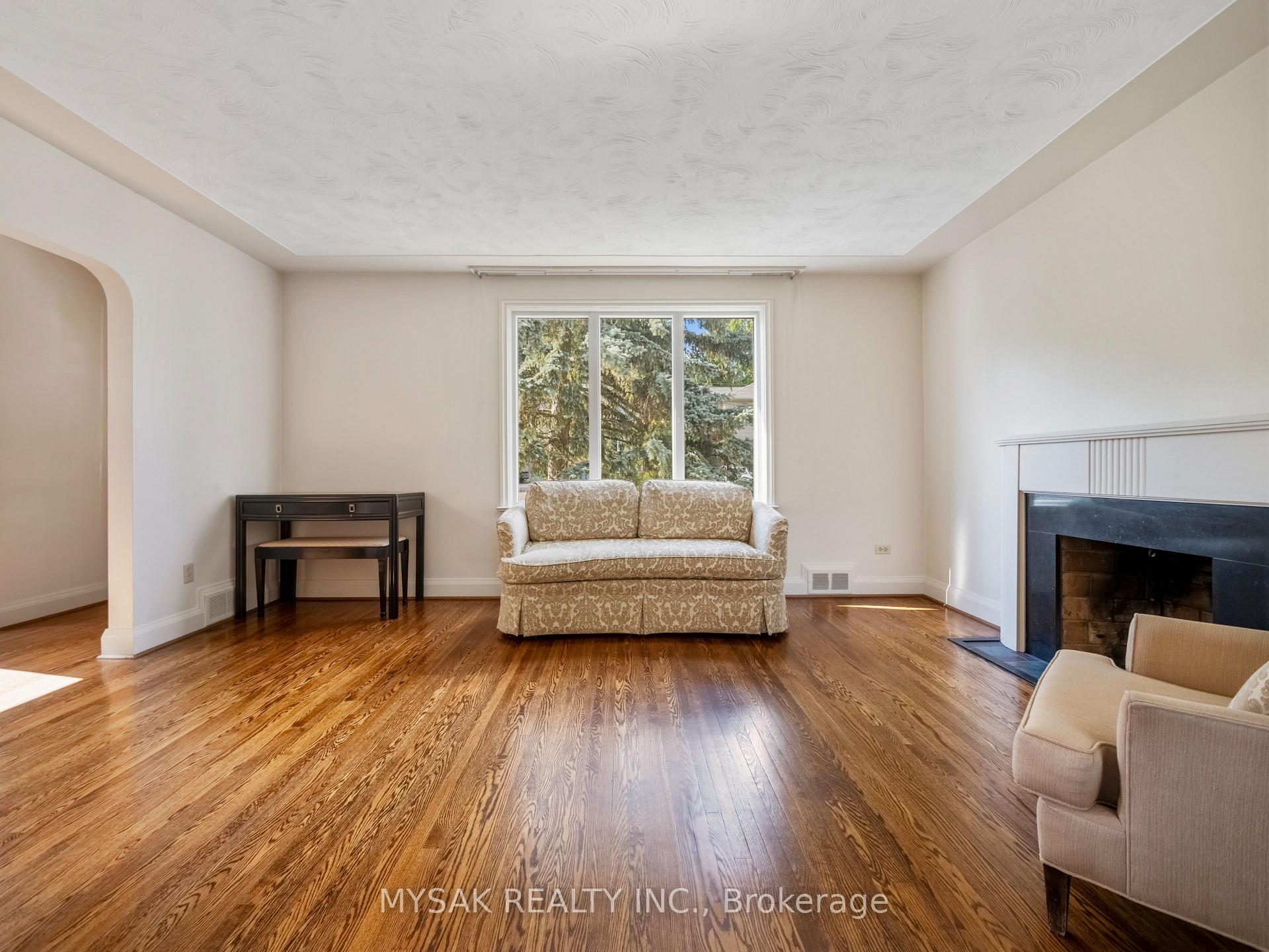 Photo 9 of 21 Oak Hampton Boulevard, Etobicoke, Kingsway South — HOMEH