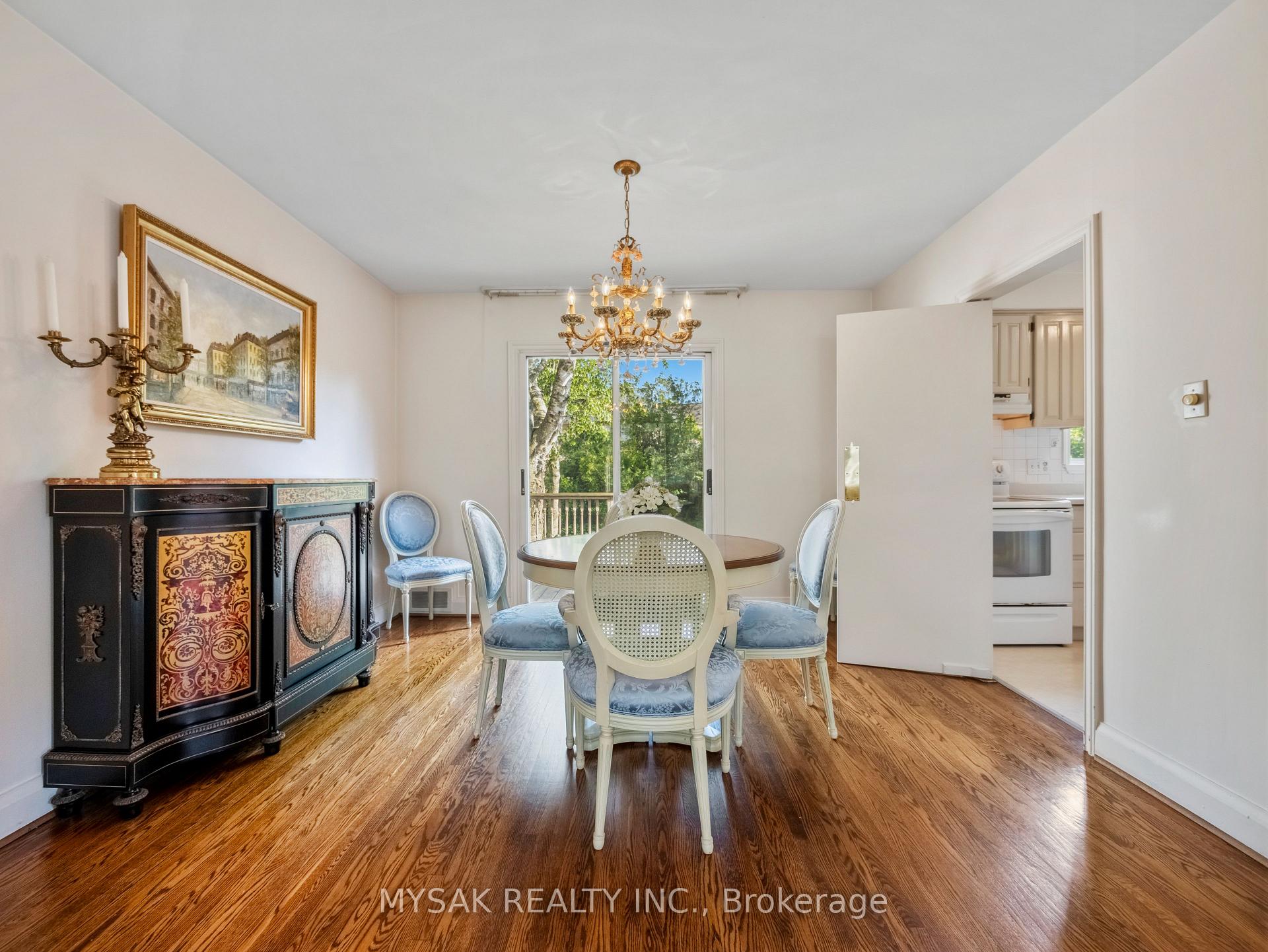 Photo 10 of 21 Oak Hampton Boulevard, Etobicoke, Kingsway South — HOMEH