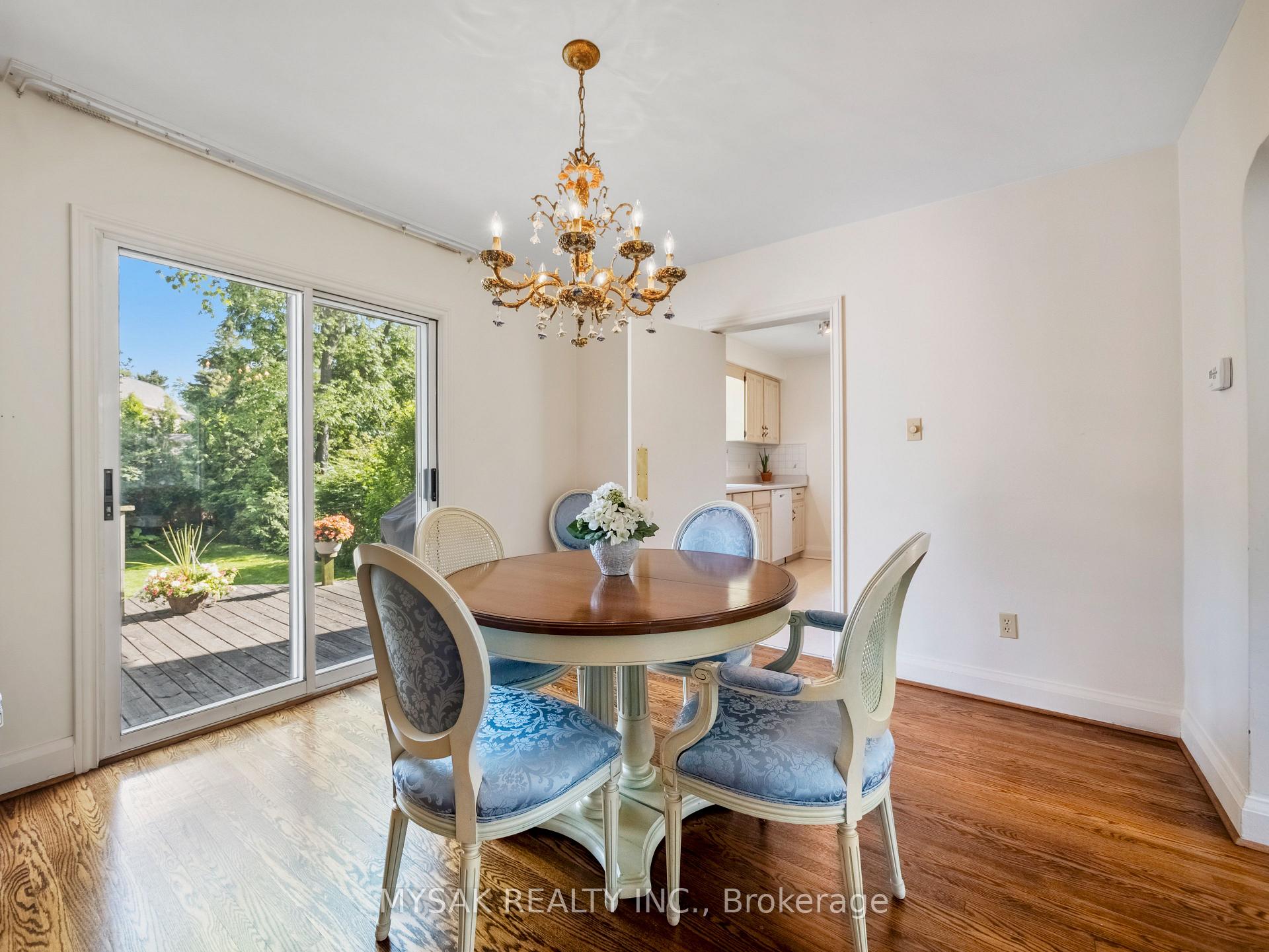 Photo 11 of 21 Oak Hampton Boulevard, Etobicoke, Kingsway South — HOMEH