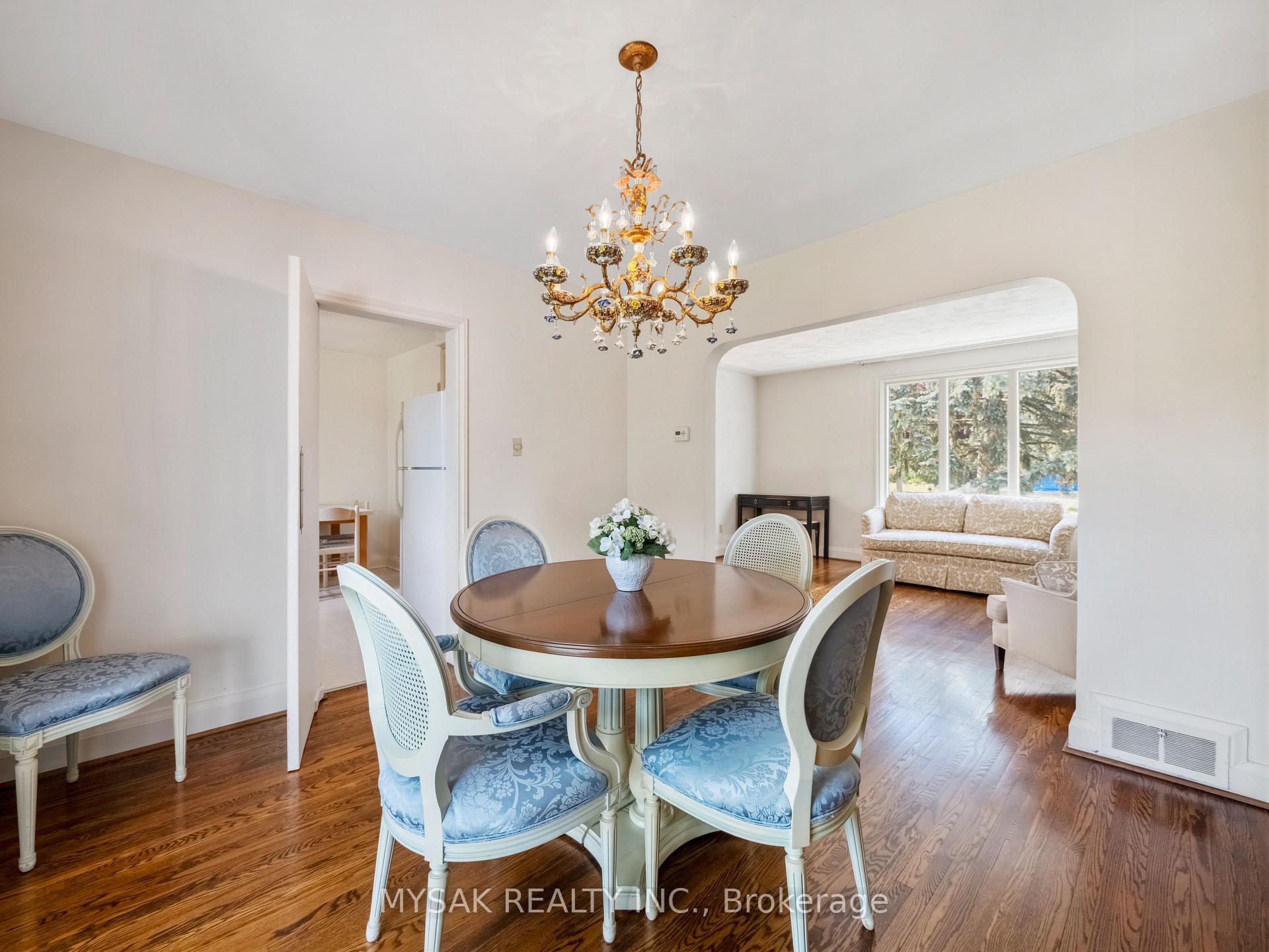 Photo 12 of 21 Oak Hampton Boulevard, Etobicoke, Kingsway South — HOMEH