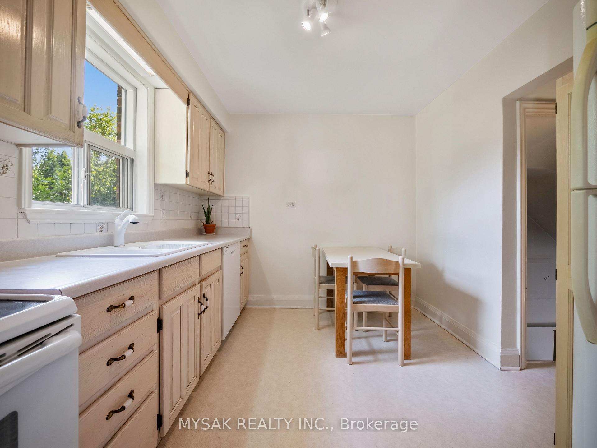 Photo 14 of 21 Oak Hampton Boulevard, Etobicoke, Kingsway South — HOMEH