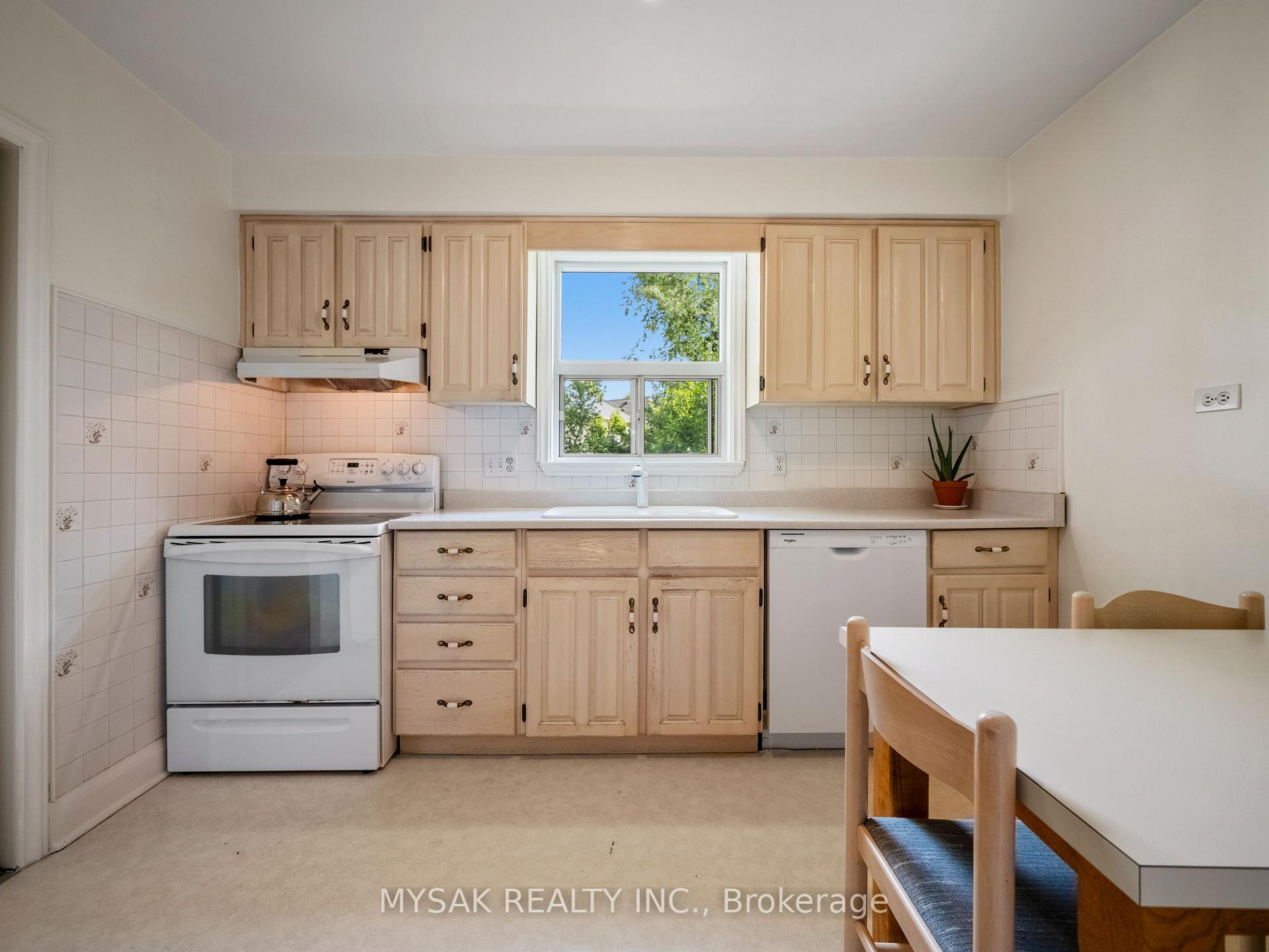 Photo 15 of 21 Oak Hampton Boulevard, Etobicoke, Kingsway South — HOMEH