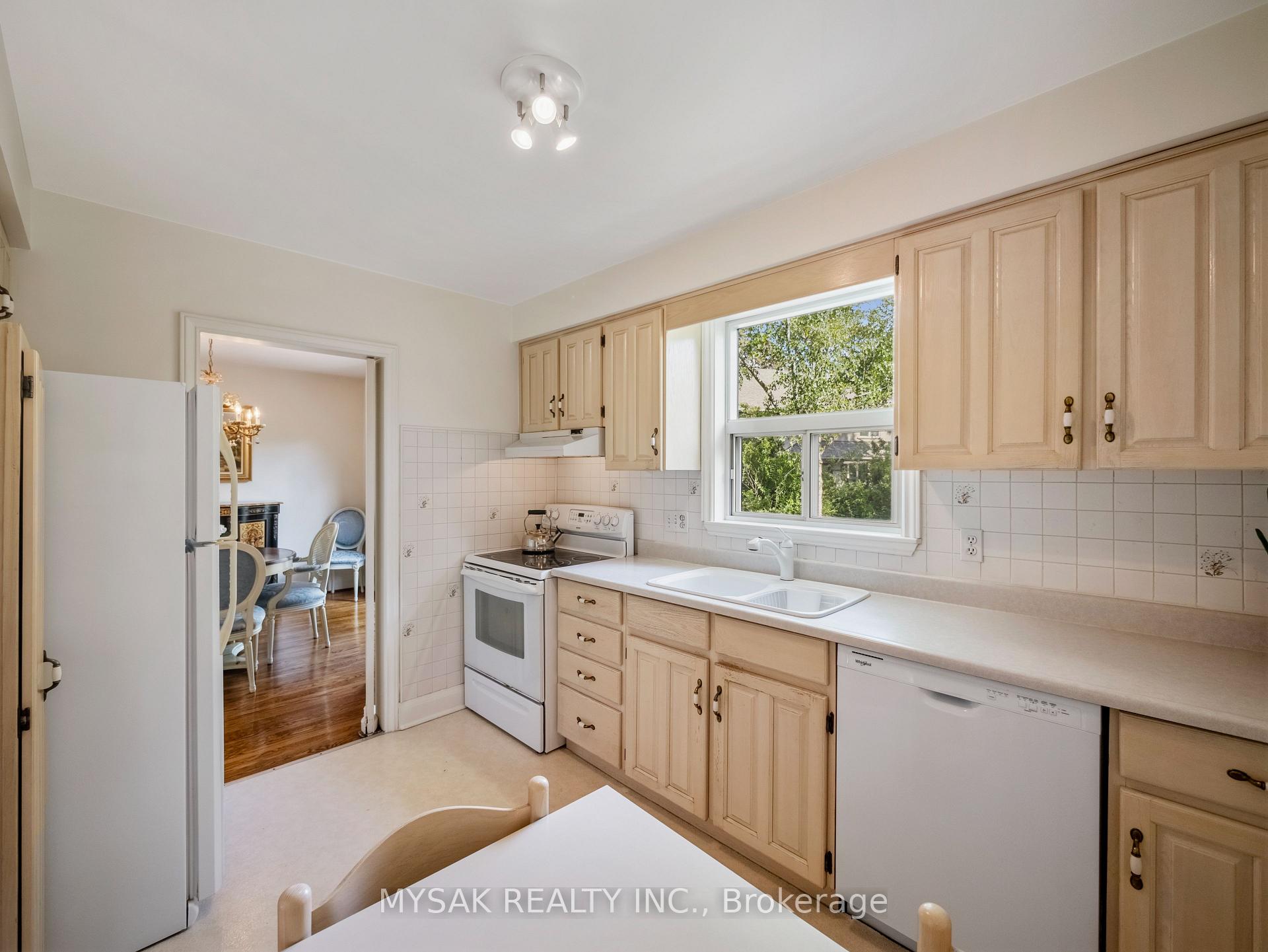 Photo 16 of 21 Oak Hampton Boulevard, Etobicoke, Kingsway South — HOMEH