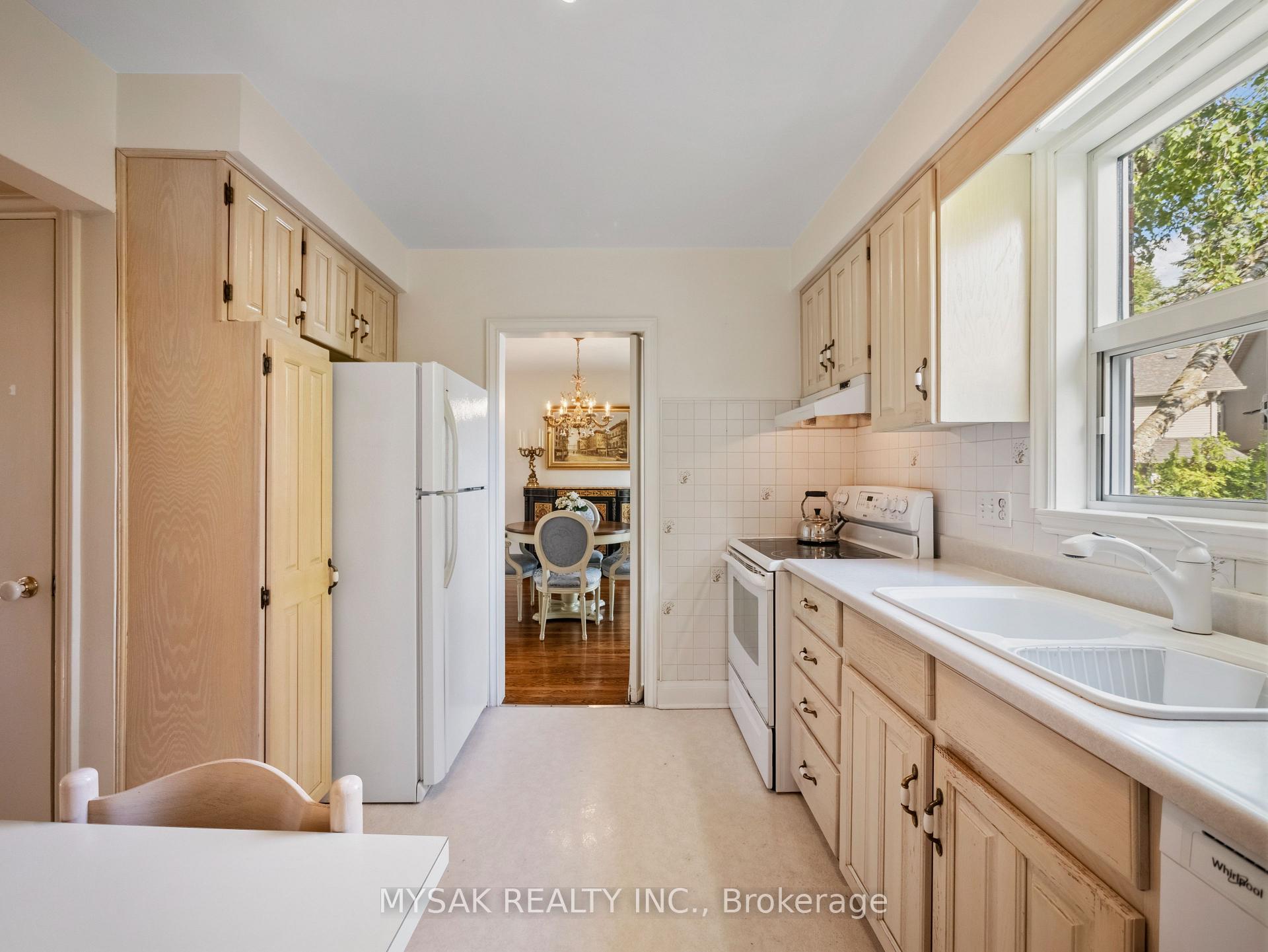 Photo 17 of 21 Oak Hampton Boulevard, Etobicoke, Kingsway South — HOMEH