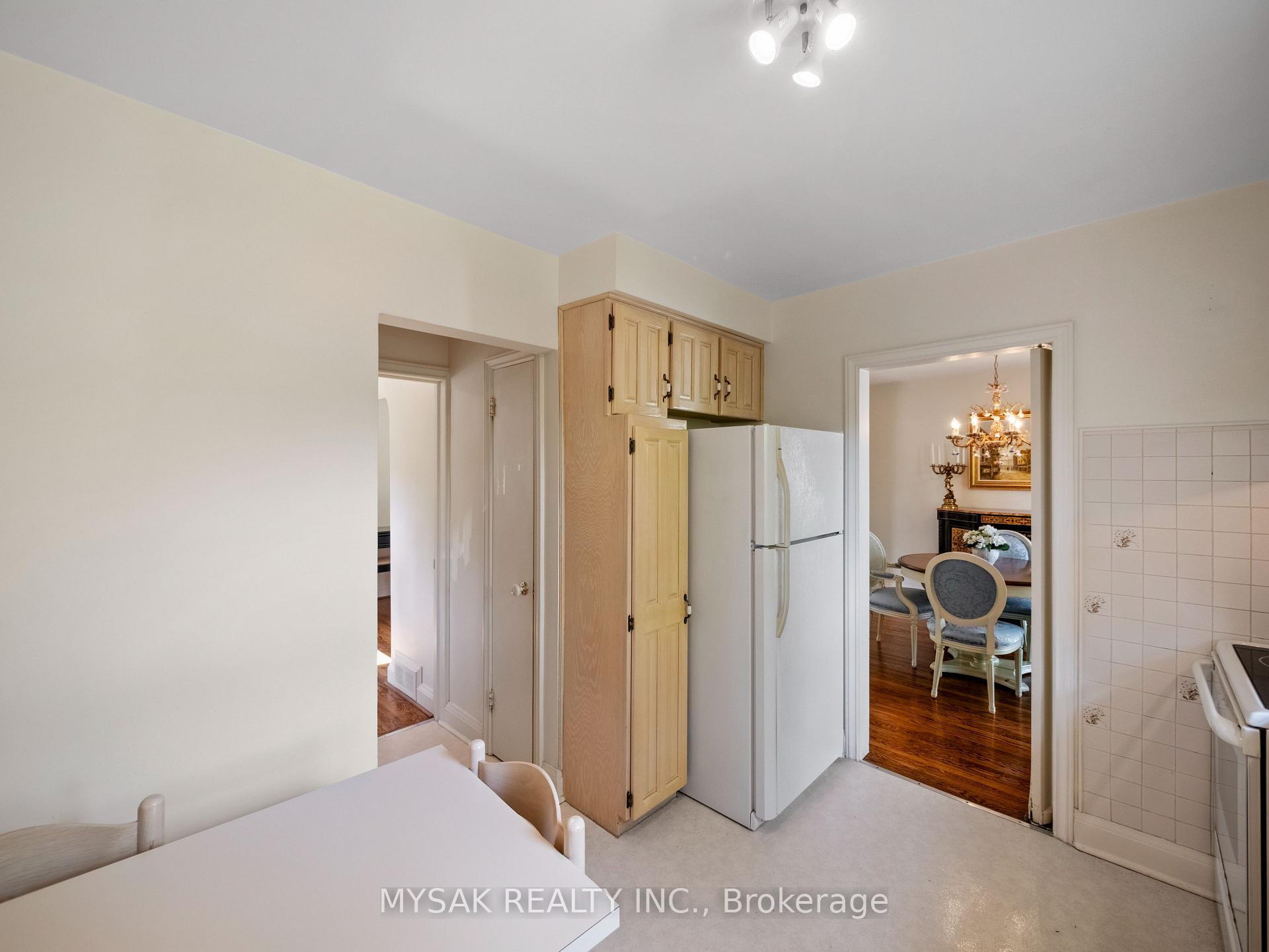 Photo 18 of 21 Oak Hampton Boulevard, Etobicoke, Kingsway South — HOMEH