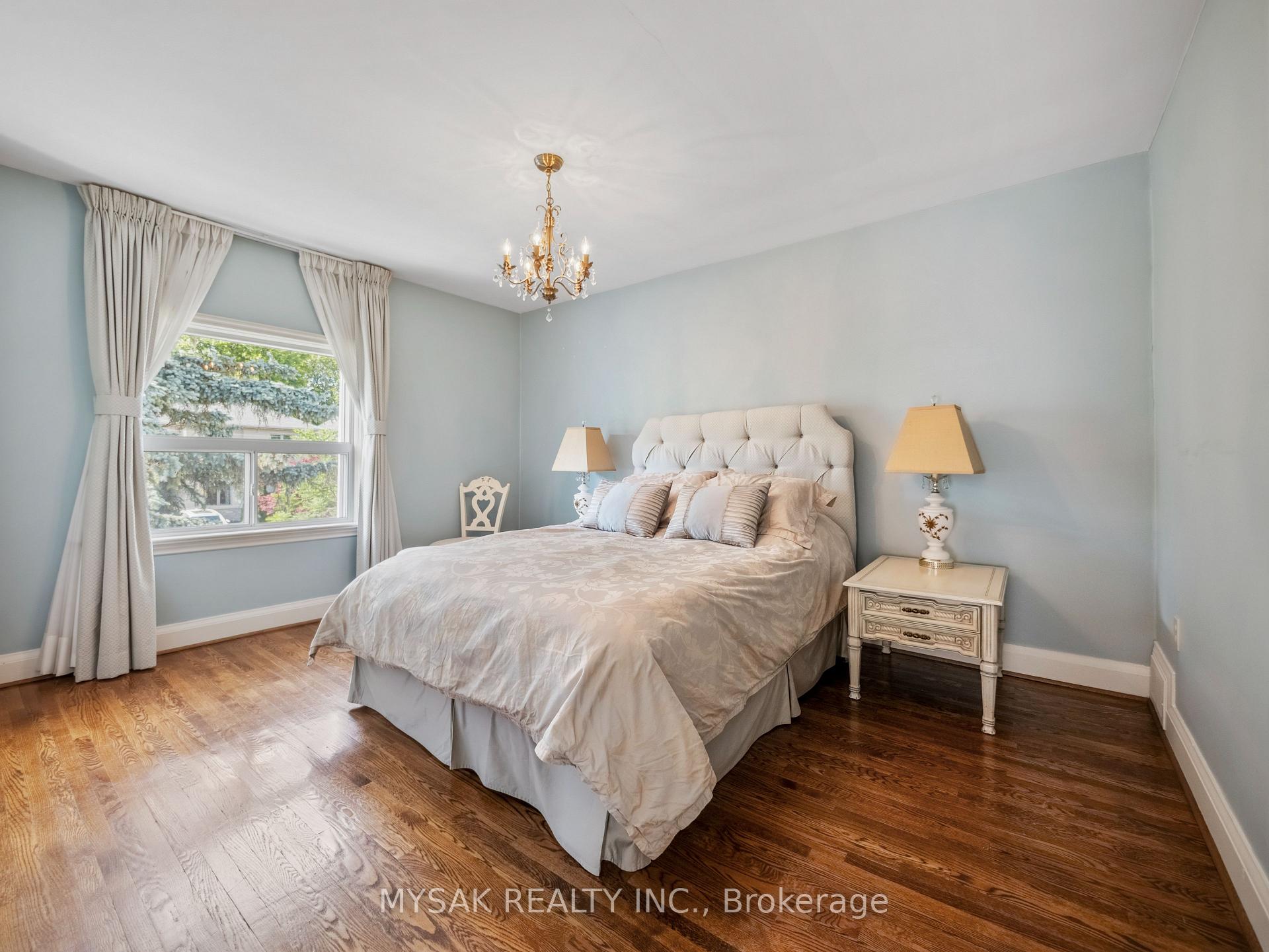 Photo 22 of 21 Oak Hampton Boulevard, Etobicoke, Kingsway South — HOMEH