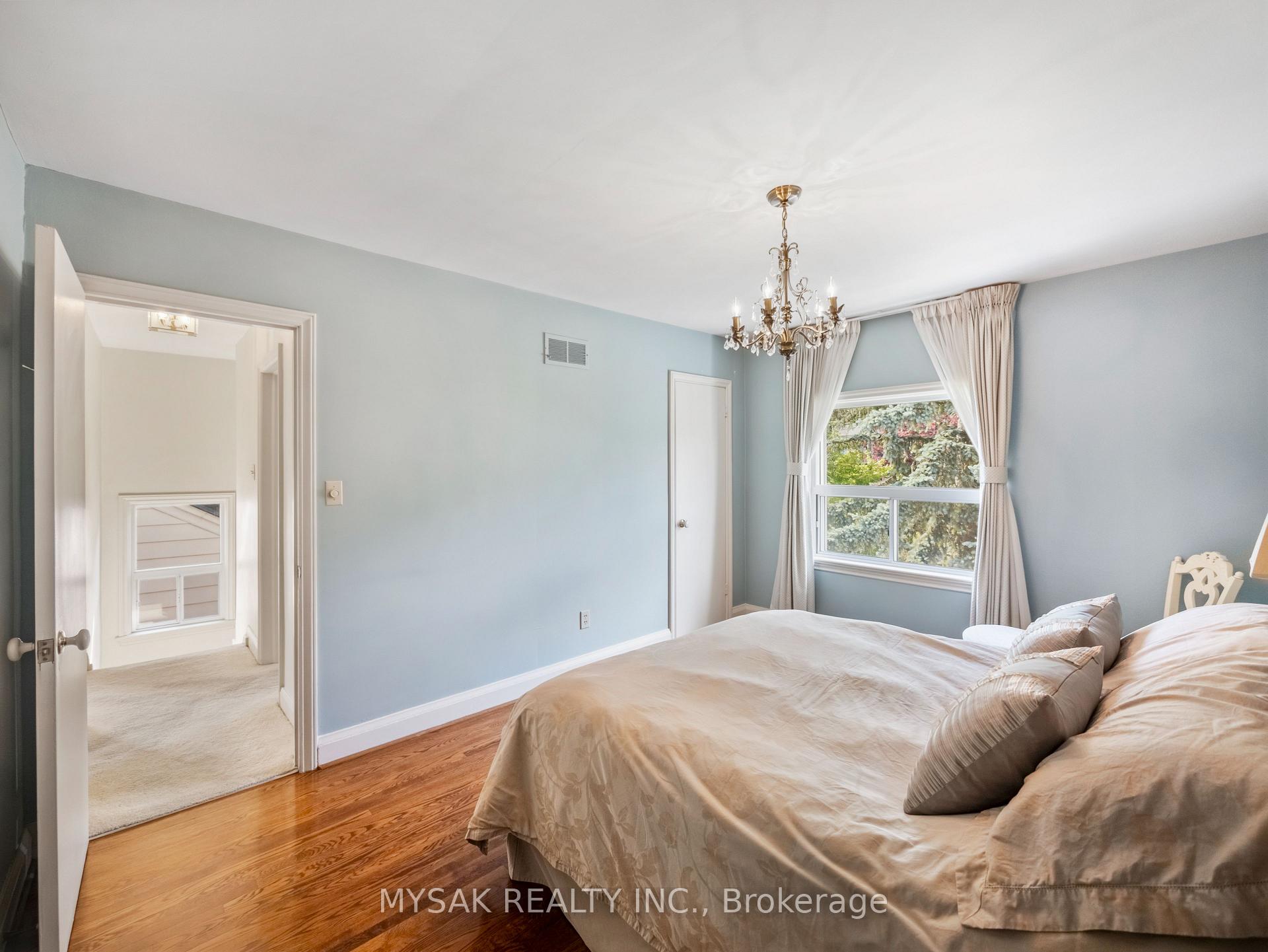 Photo 23 of 21 Oak Hampton Boulevard, Etobicoke, Kingsway South — HOMEH