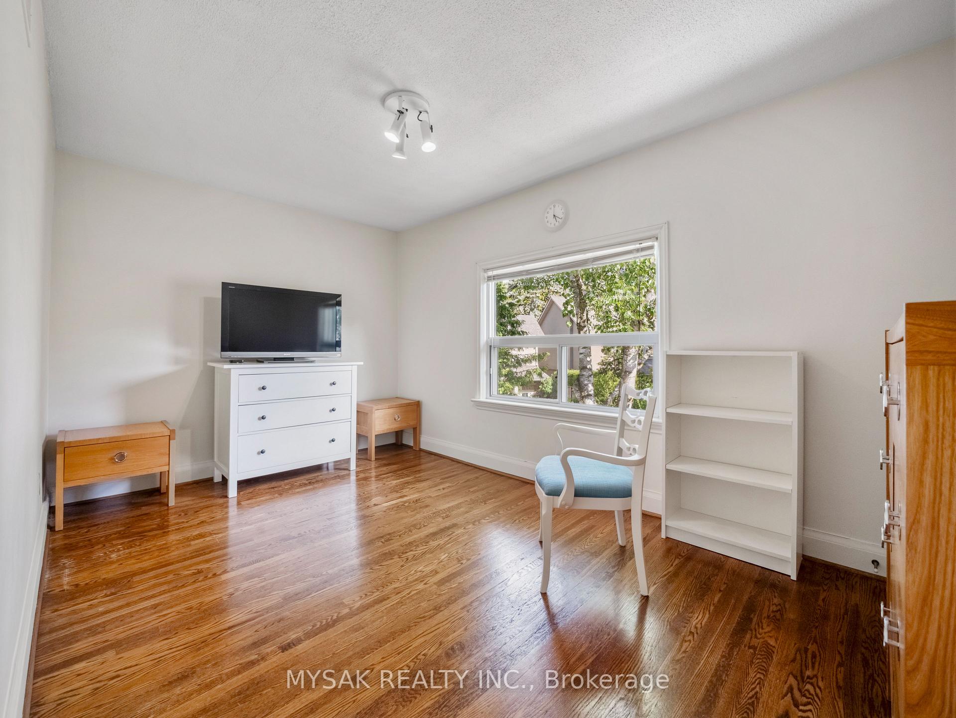 Photo 24 of 21 Oak Hampton Boulevard, Etobicoke, Kingsway South — HOMEH