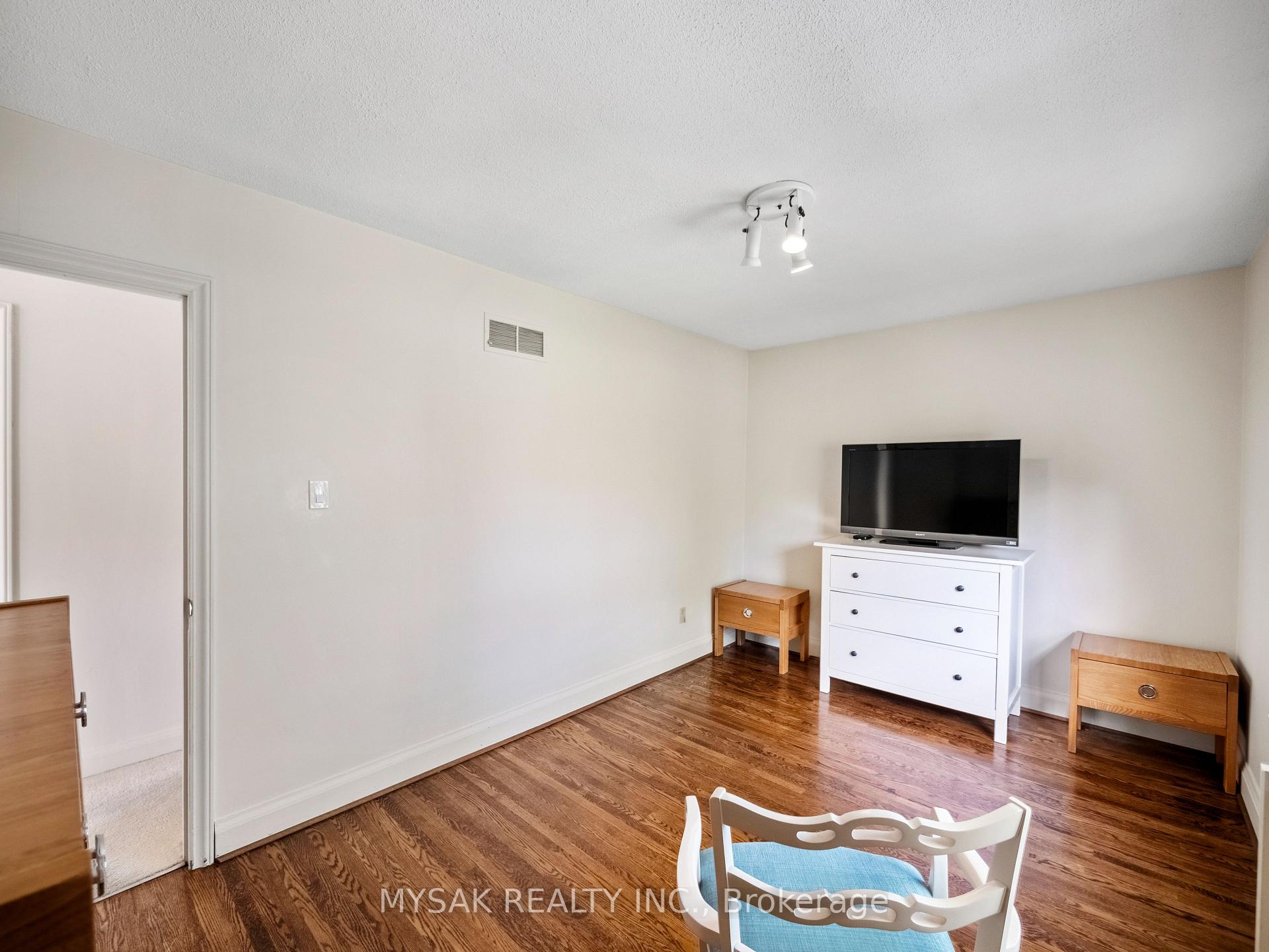 Photo 25 of 21 Oak Hampton Boulevard, Etobicoke, Kingsway South — HOMEH