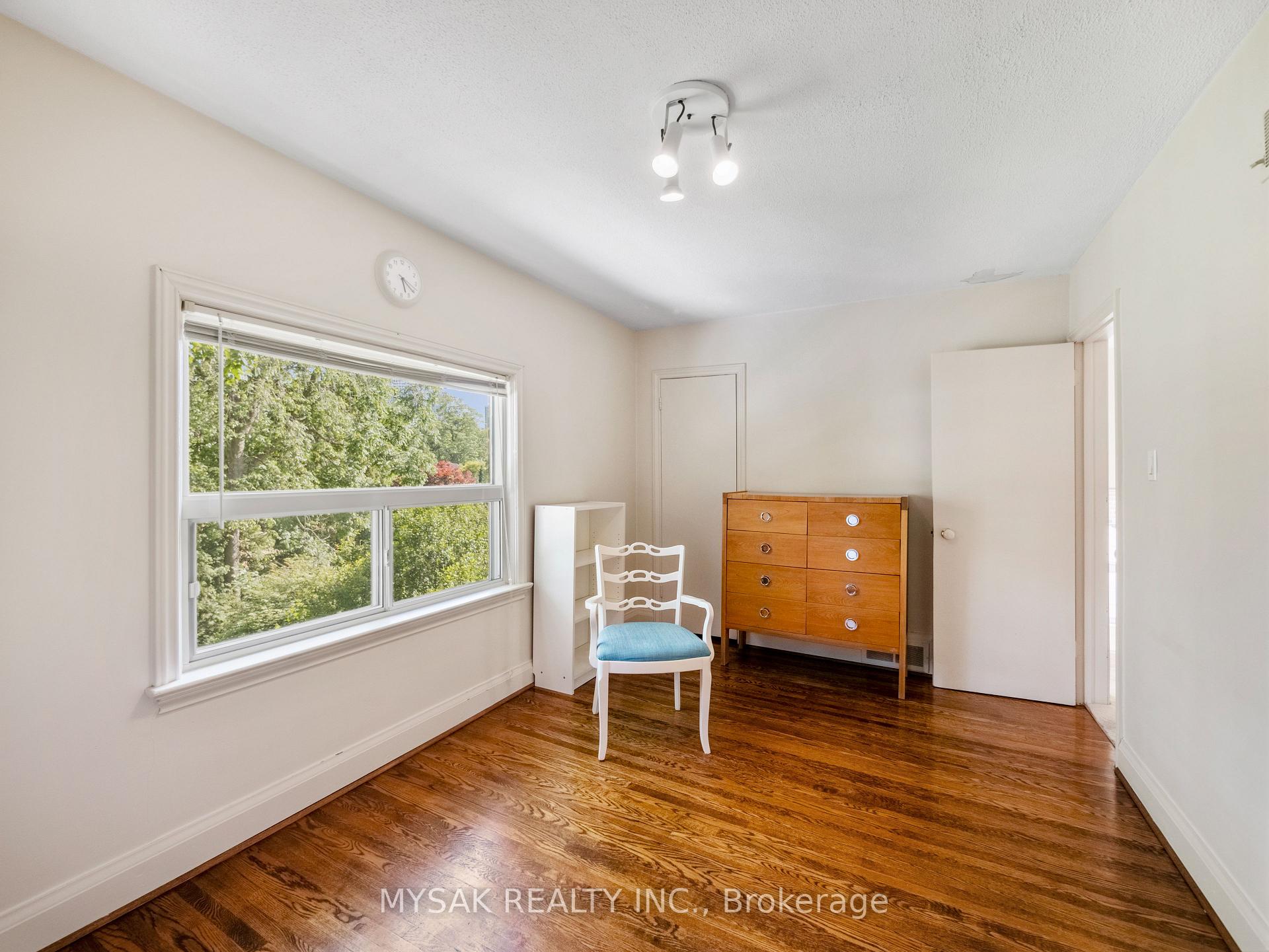 Photo 26 of 21 Oak Hampton Boulevard, Etobicoke, Kingsway South — HOMEH