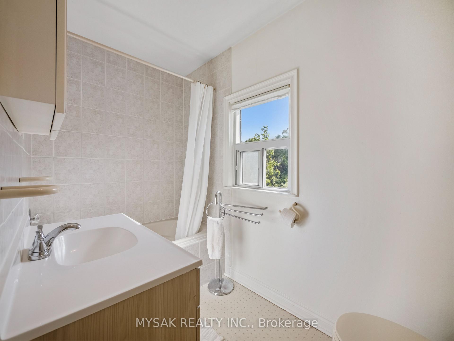 Photo 27 of 21 Oak Hampton Boulevard, Etobicoke, Kingsway South — HOMEH