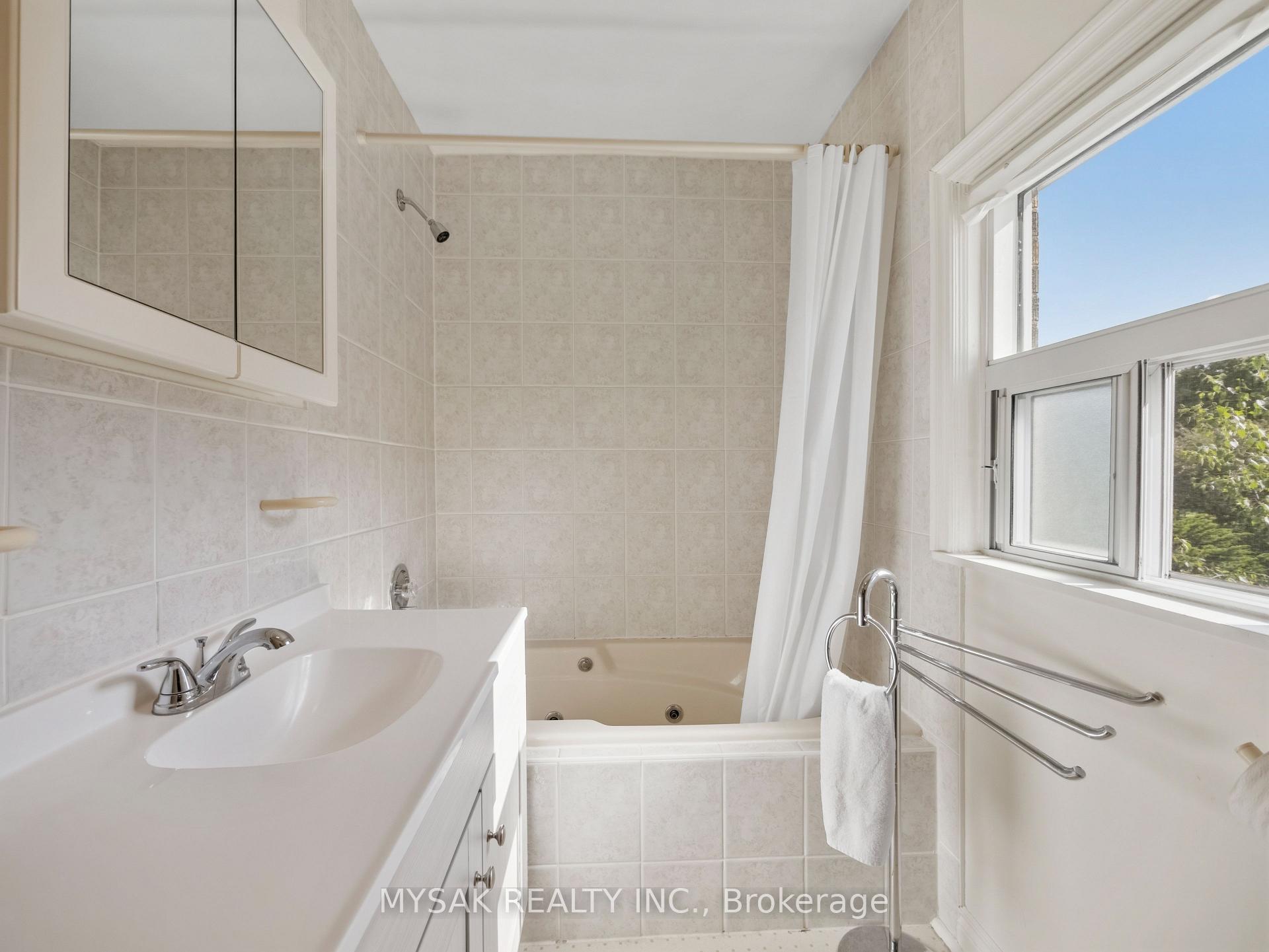 Photo 28 of 21 Oak Hampton Boulevard, Etobicoke, Kingsway South — HOMEH