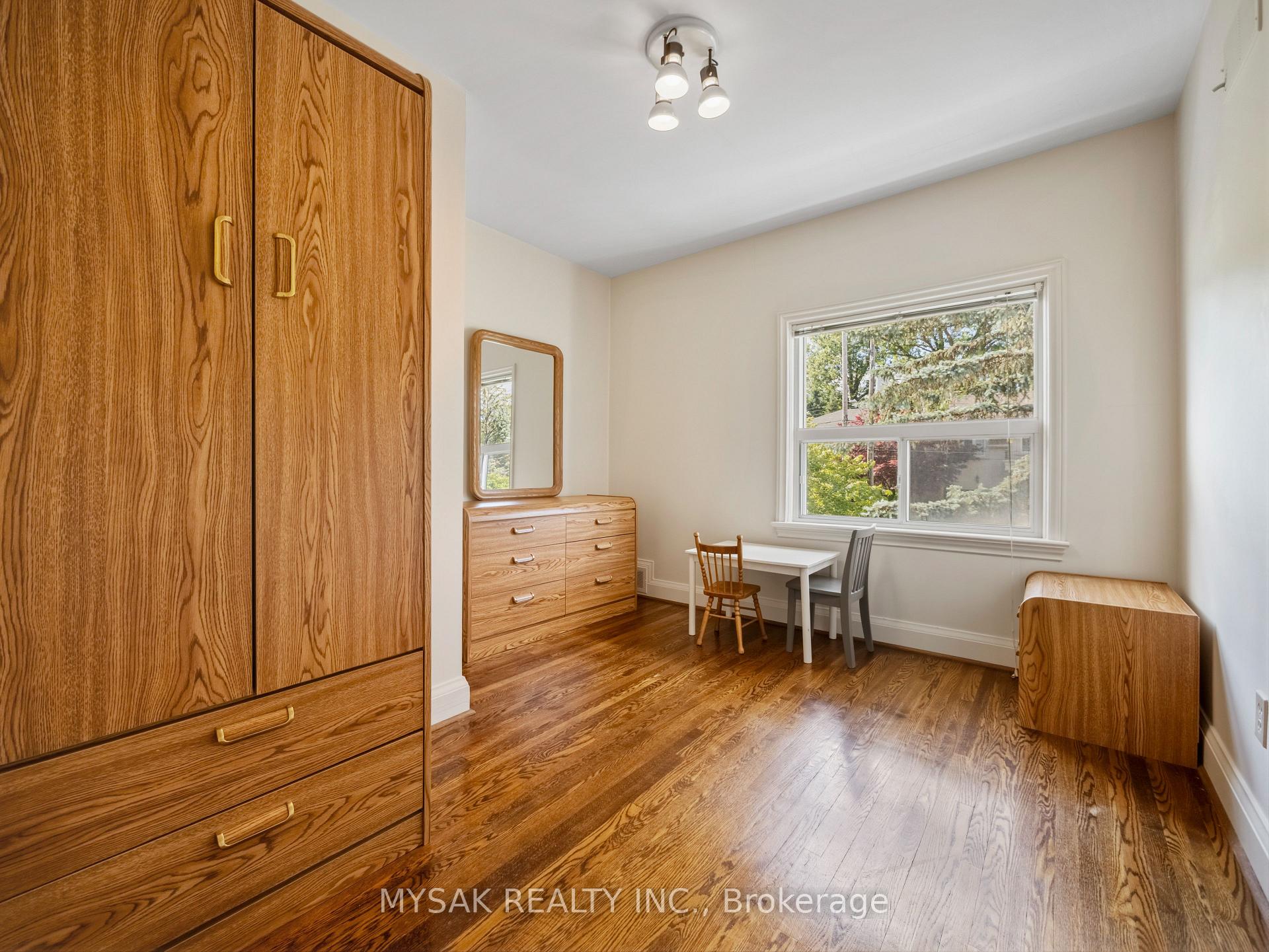 Photo 29 of 21 Oak Hampton Boulevard, Etobicoke, Kingsway South — HOMEH