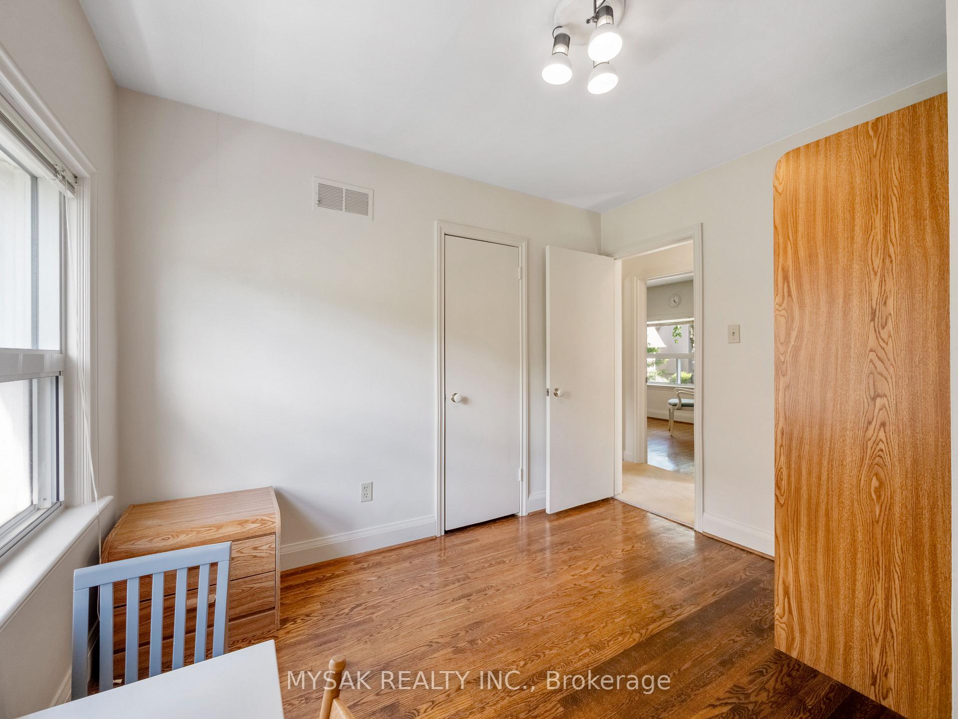 Photo 31 of 21 Oak Hampton Boulevard, Etobicoke, Kingsway South — HOMEH