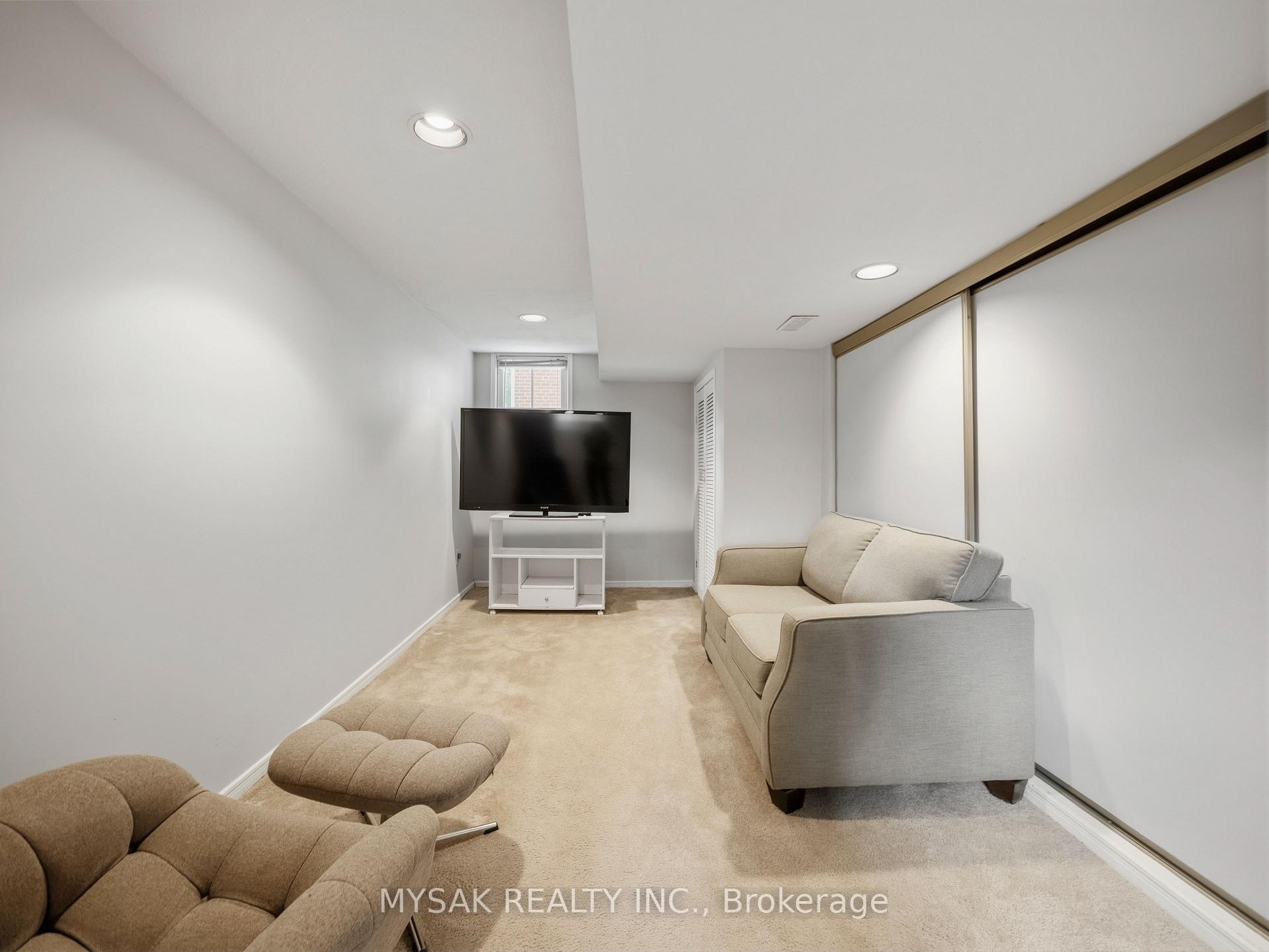 Photo 34 of 21 Oak Hampton Boulevard, Etobicoke, Kingsway South — HOMEH