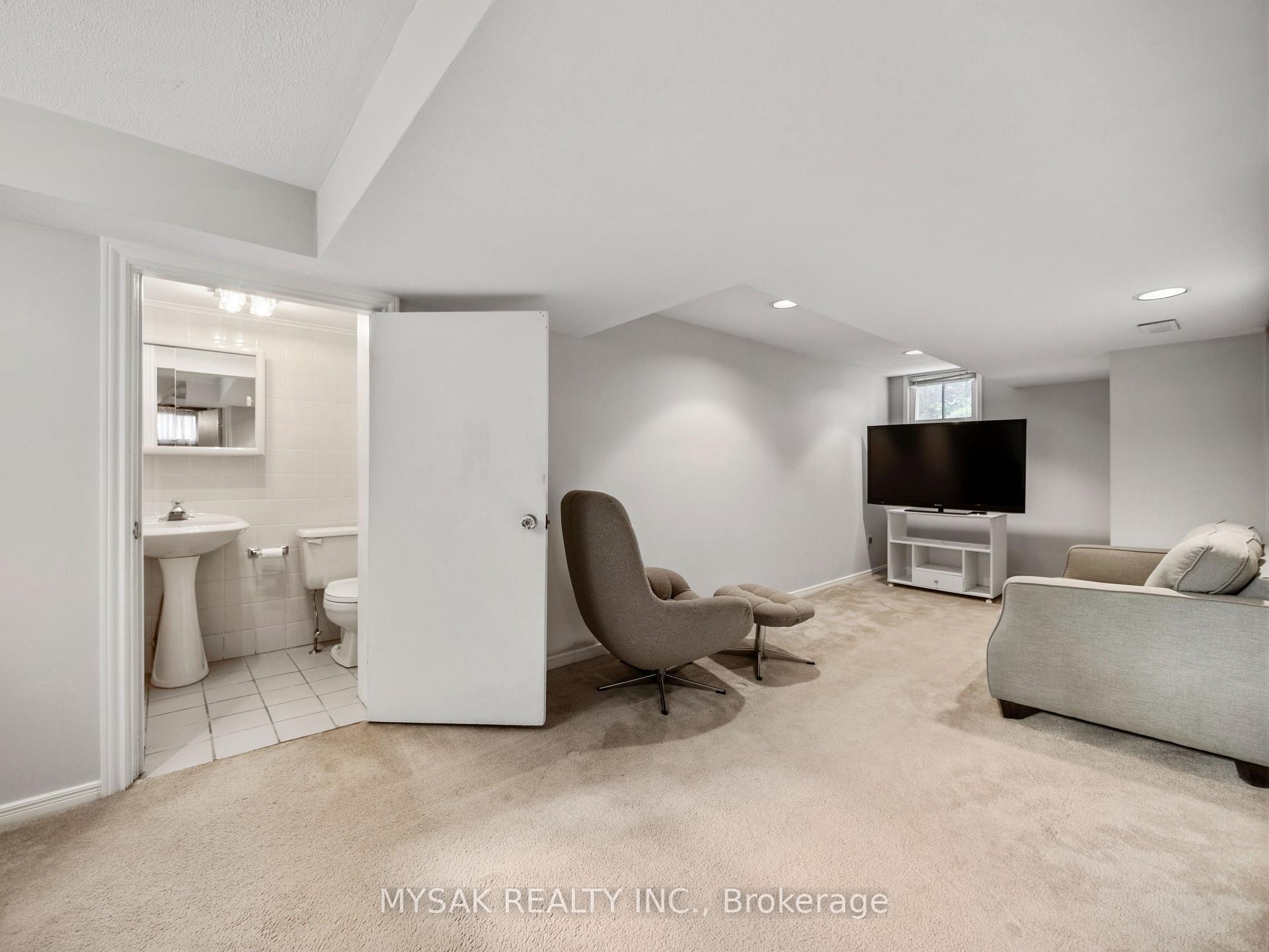 Photo 35 of 21 Oak Hampton Boulevard, Etobicoke, Kingsway South — HOMEH