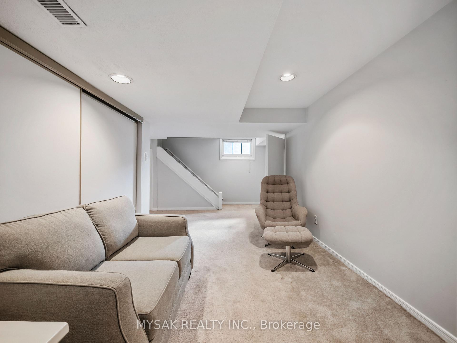 Photo 36 of 21 Oak Hampton Boulevard, Etobicoke, Kingsway South — HOMEH