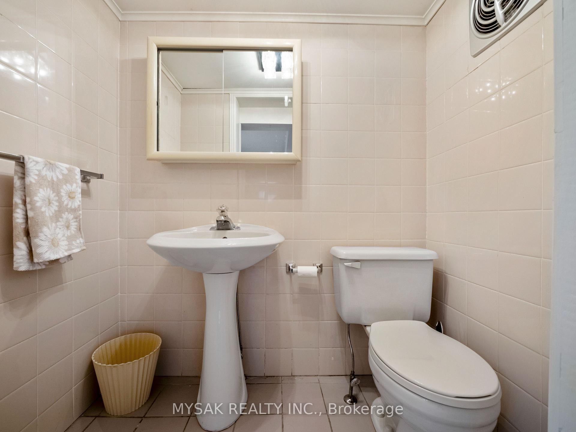 Photo 37 of 21 Oak Hampton Boulevard, Etobicoke, Kingsway South — HOMEH