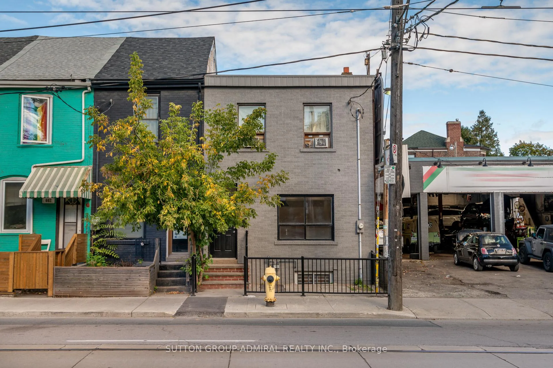 Front of 658 Dundas Street W