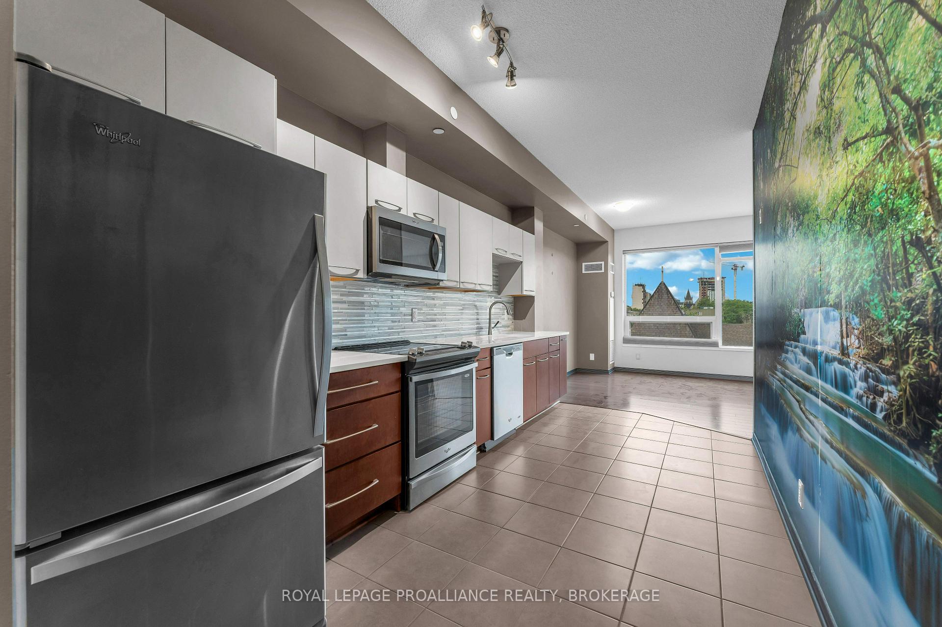 Photo 5 of Unit 813, 121 Queen Street, Kingston, East of Sir John A. Blvd — HOMEH