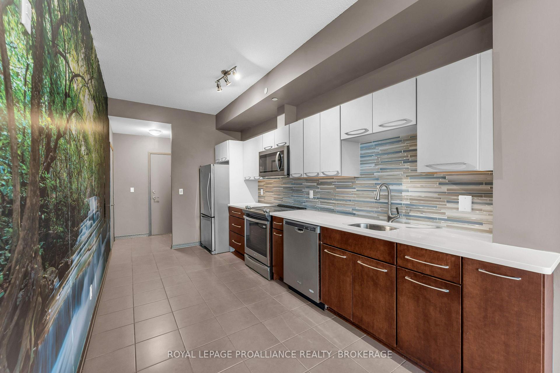 Photo 8 of Unit 813, 121 Queen Street, Kingston, East of Sir John A. Blvd — HOMEH