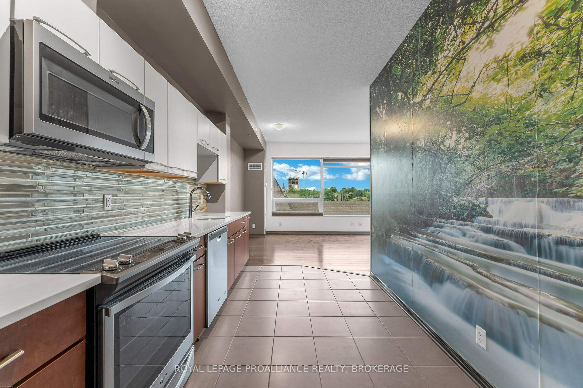 Photo 9 of Unit 813, 121 Queen Street, Kingston, East of Sir John A. Blvd — HOMEH