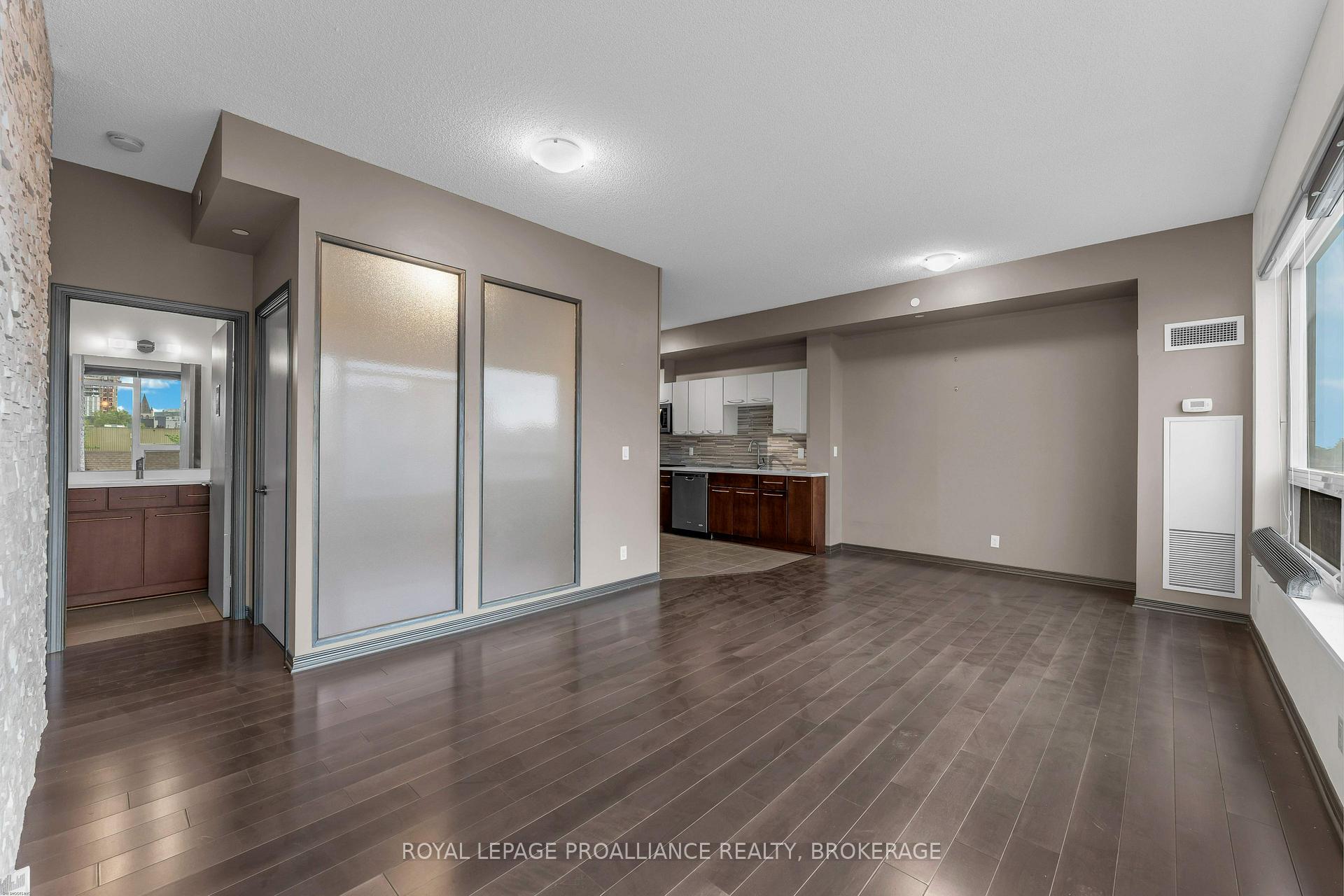 Photo 17 of Unit 813, 121 Queen Street, Kingston, East of Sir John A. Blvd — HOMEH