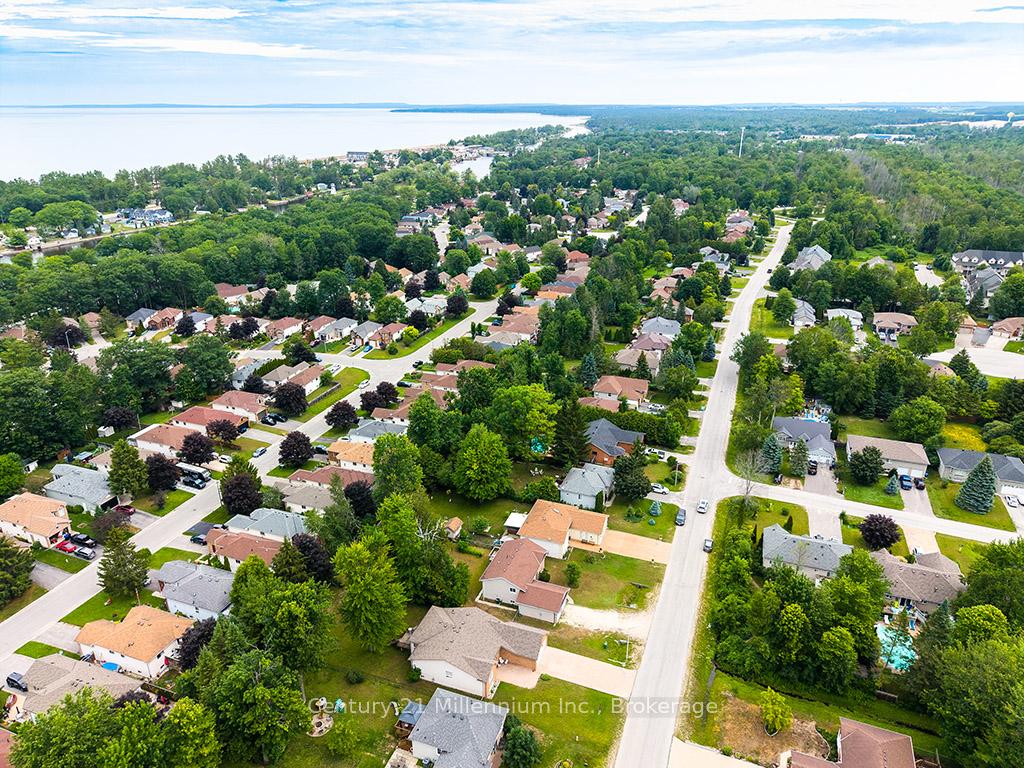 Photo 5 of 46 Royal Beech Drive, Wasaga Beach — HOMEH